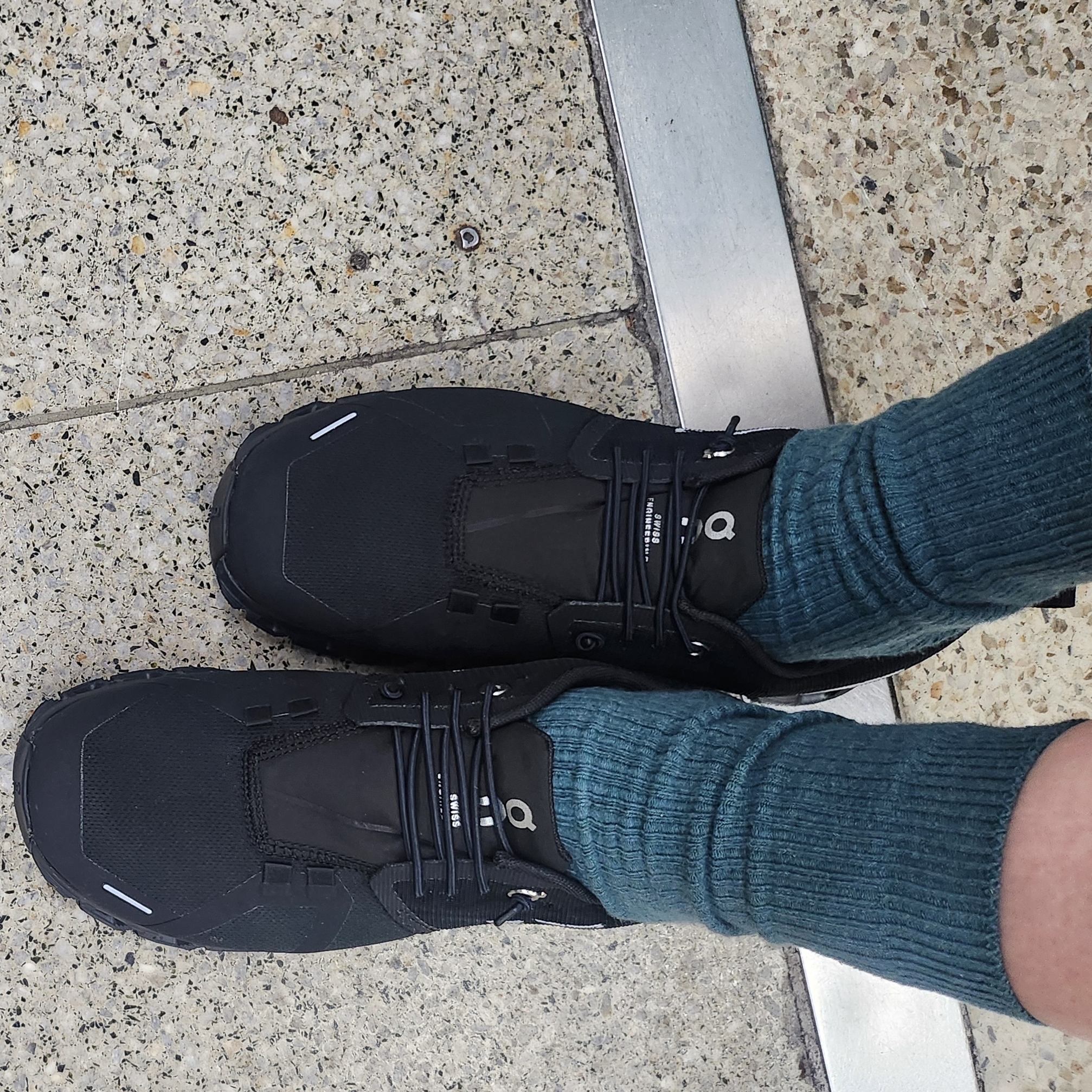 (W) On Running Cloud 5 Waterproof All Black 착용 스타일