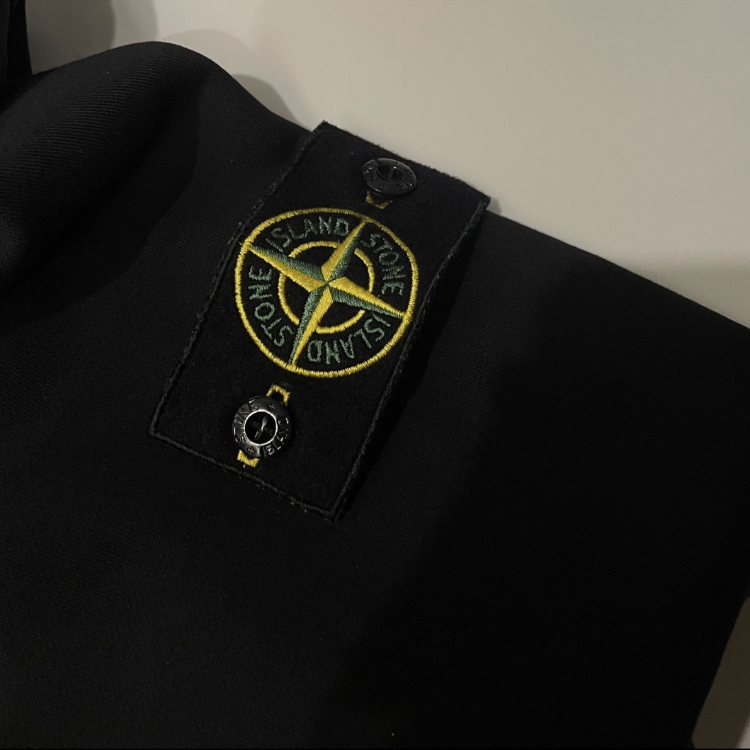 Stone Island 5100053 Soft Organic Cotton Small Roll Details Crewneck Sweater Black - 25SS 착용 스타일
