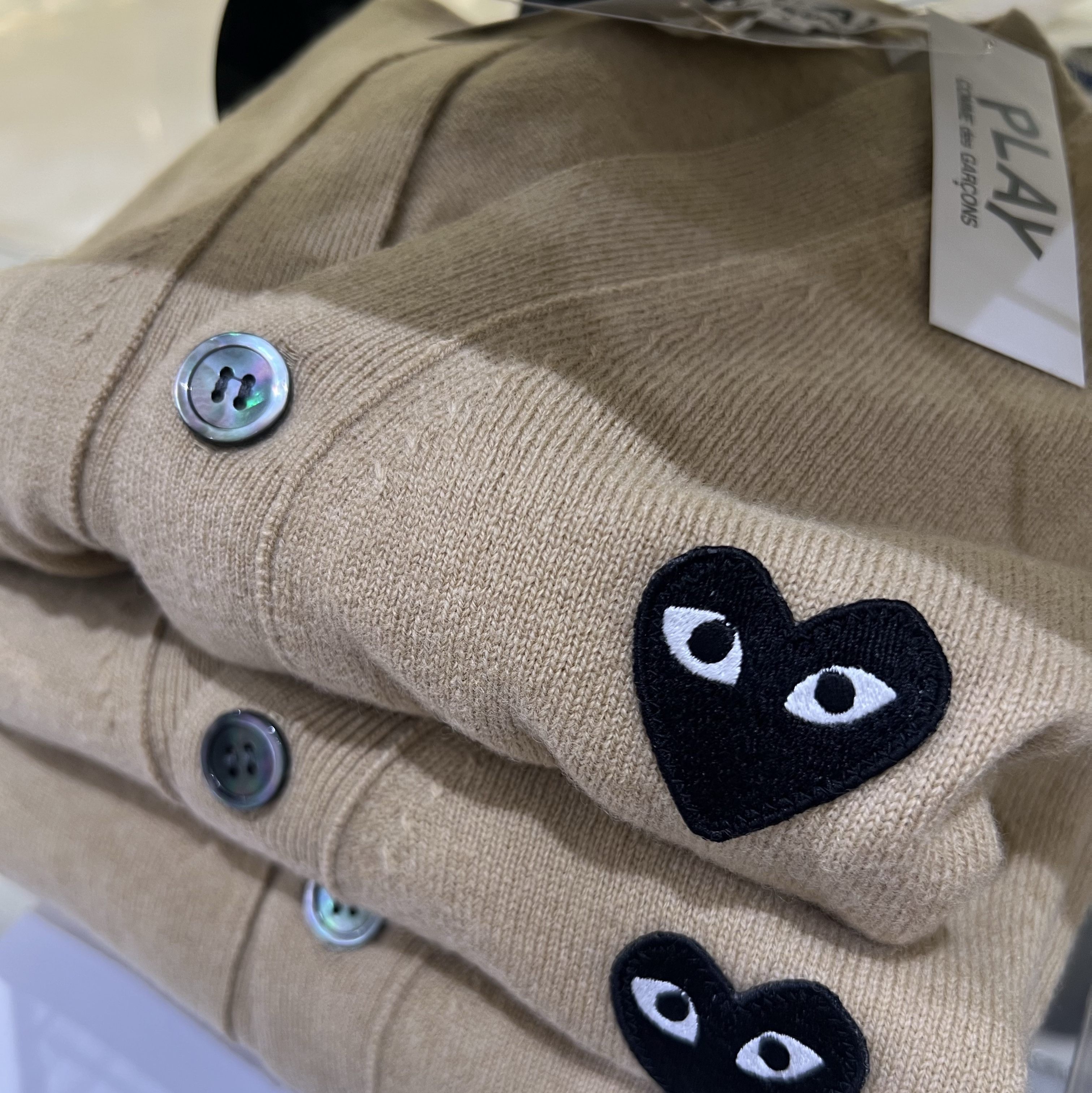 Play Comme des Garcons Black Heart Knit Cardigan Beige 착용 스타일