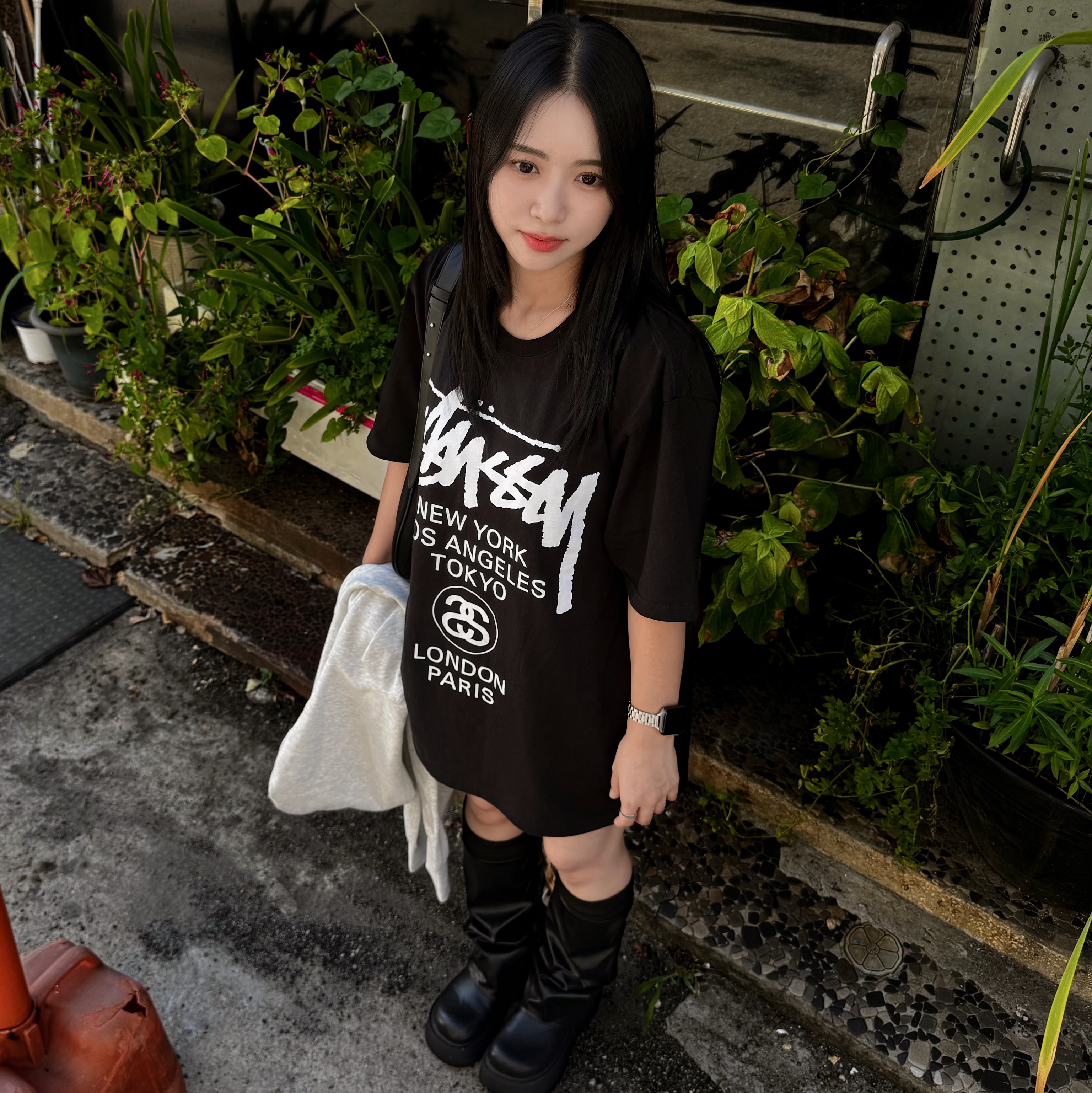Stussy World Tour T-Shirt Black 2024,2025 착용 스타일
