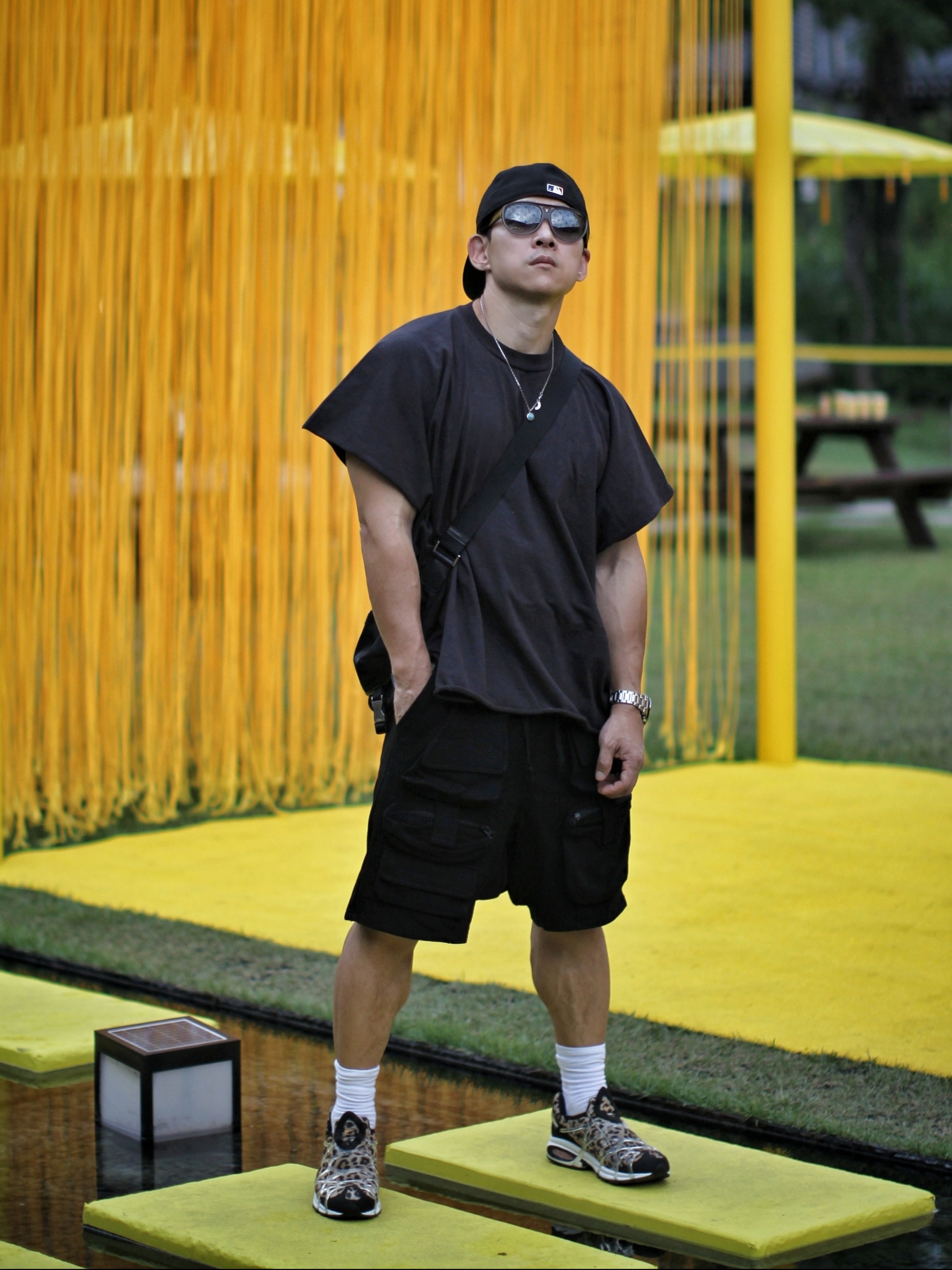 Essentials x New Era Sized Cap Black, Yeezy One Box T-Shirt Black 착용 스타일 - 1