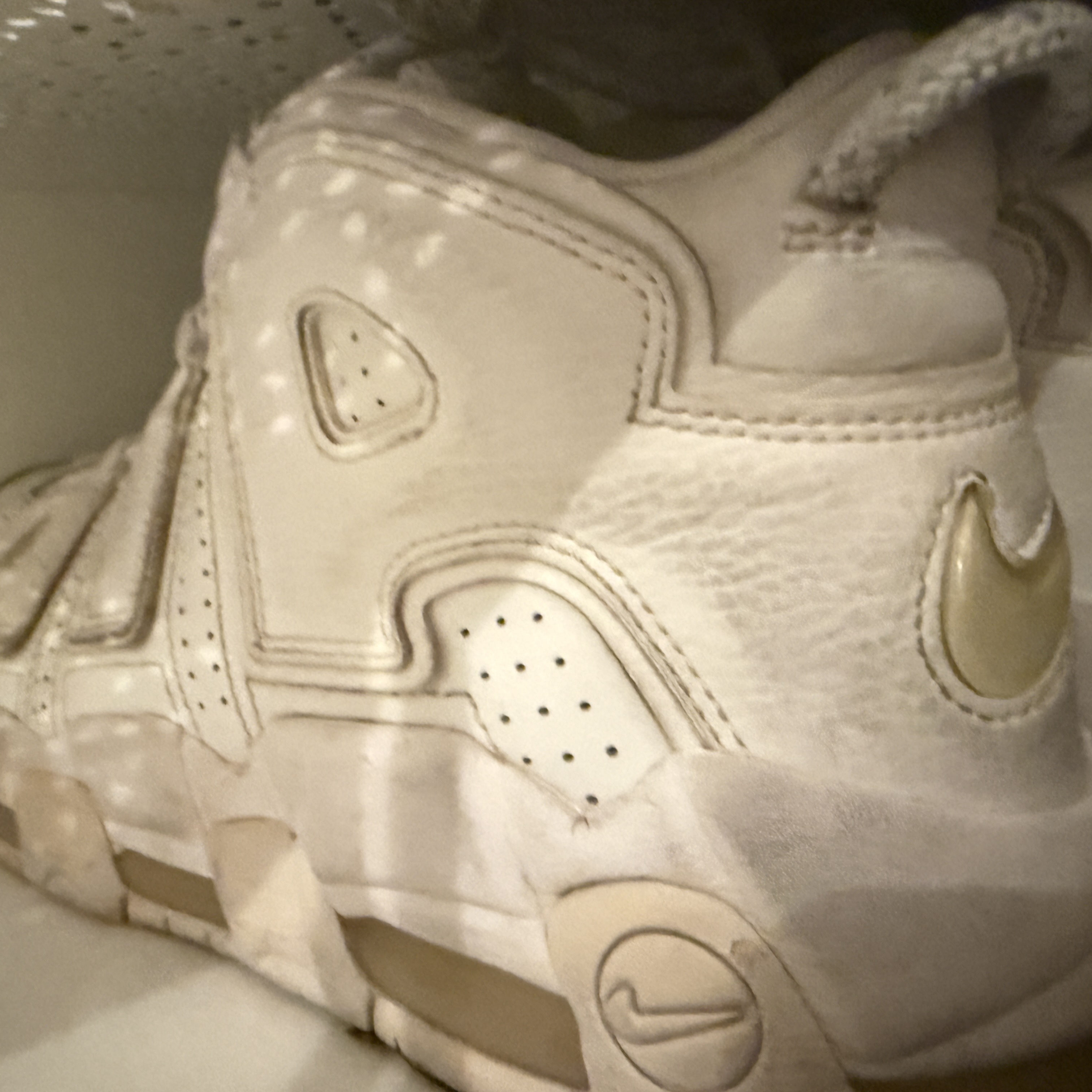 Nike Air More Uptempo Triple White 착용 스타일