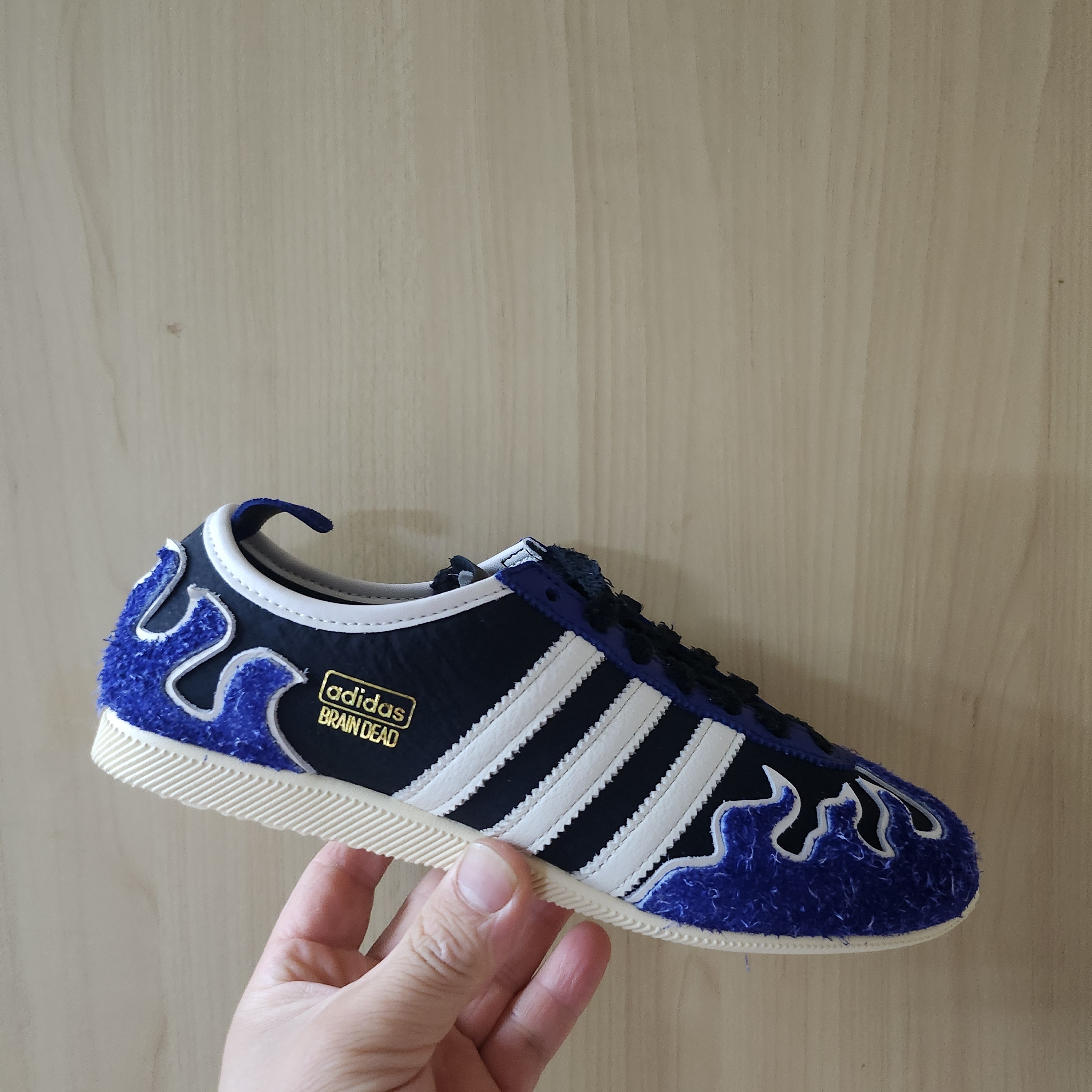 Adidas x Brain Dead Japan Core Black Off White 착용 스타일 - 1