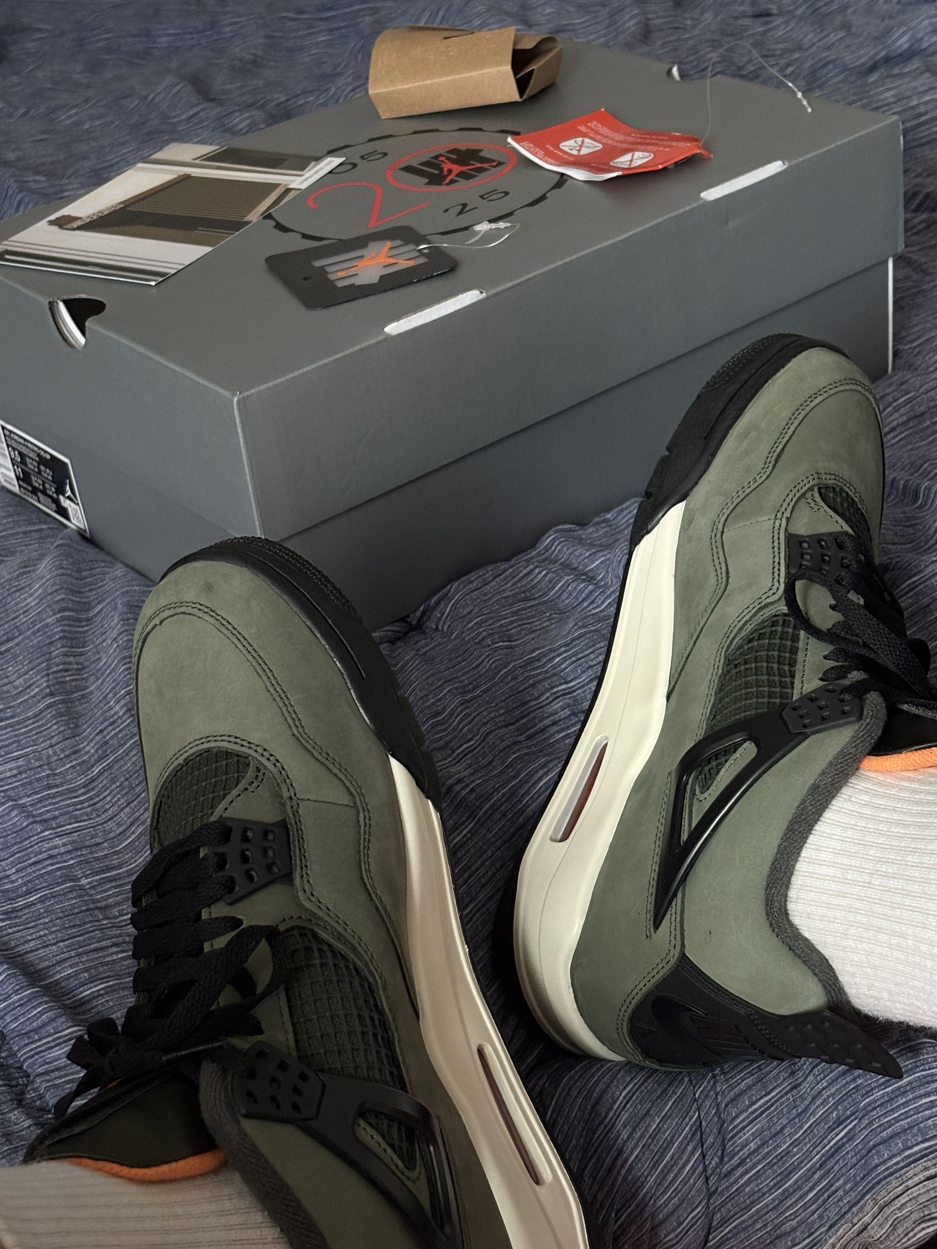 Jordan 4 x Undefeated Retro OG SP Deep Green and Clementine, Supreme x Jordan Warm Up Shorts Olive - 24FW 착용 스타일 - 1