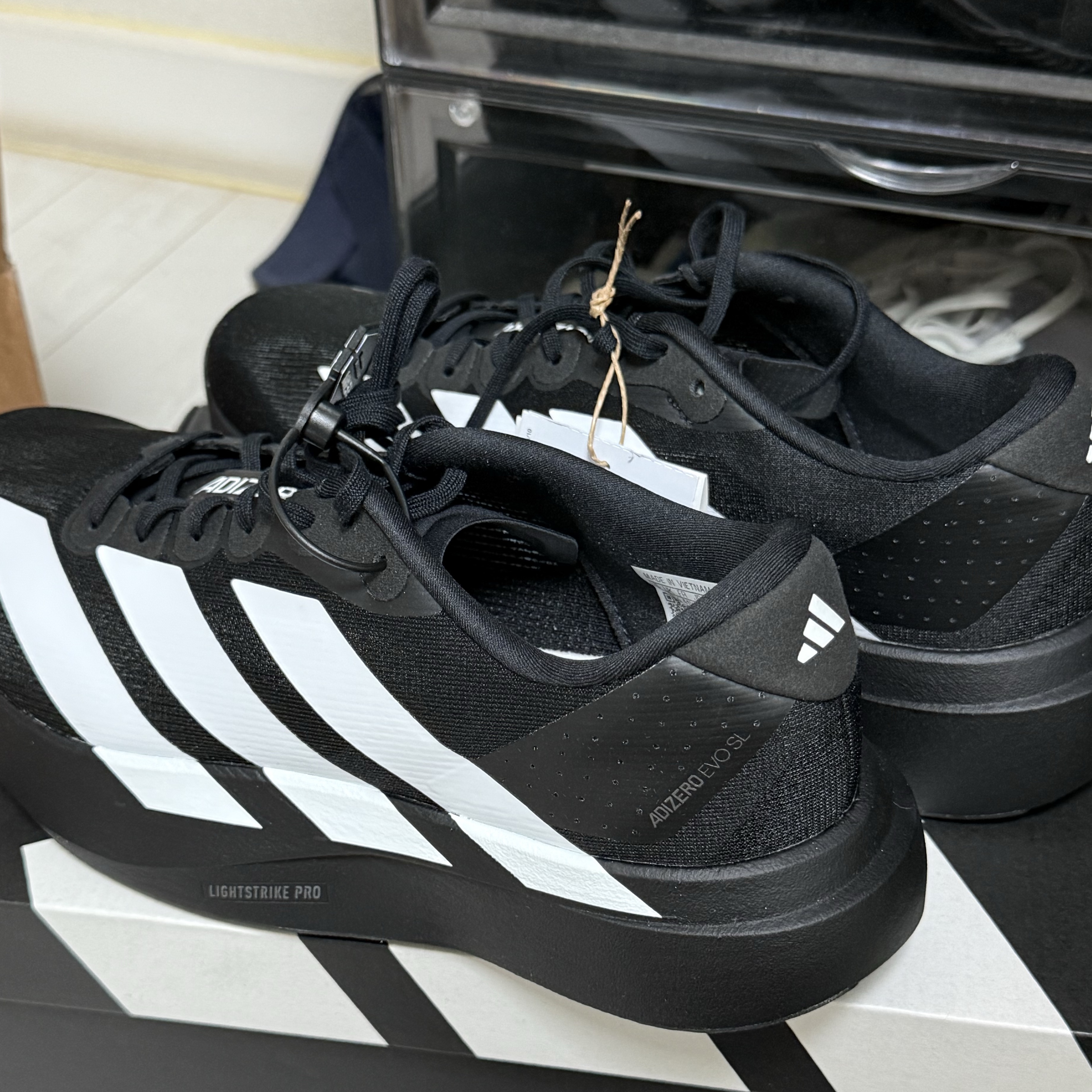 Adidas Adizero EVO SL Core Black Cloud White 착용 스타일