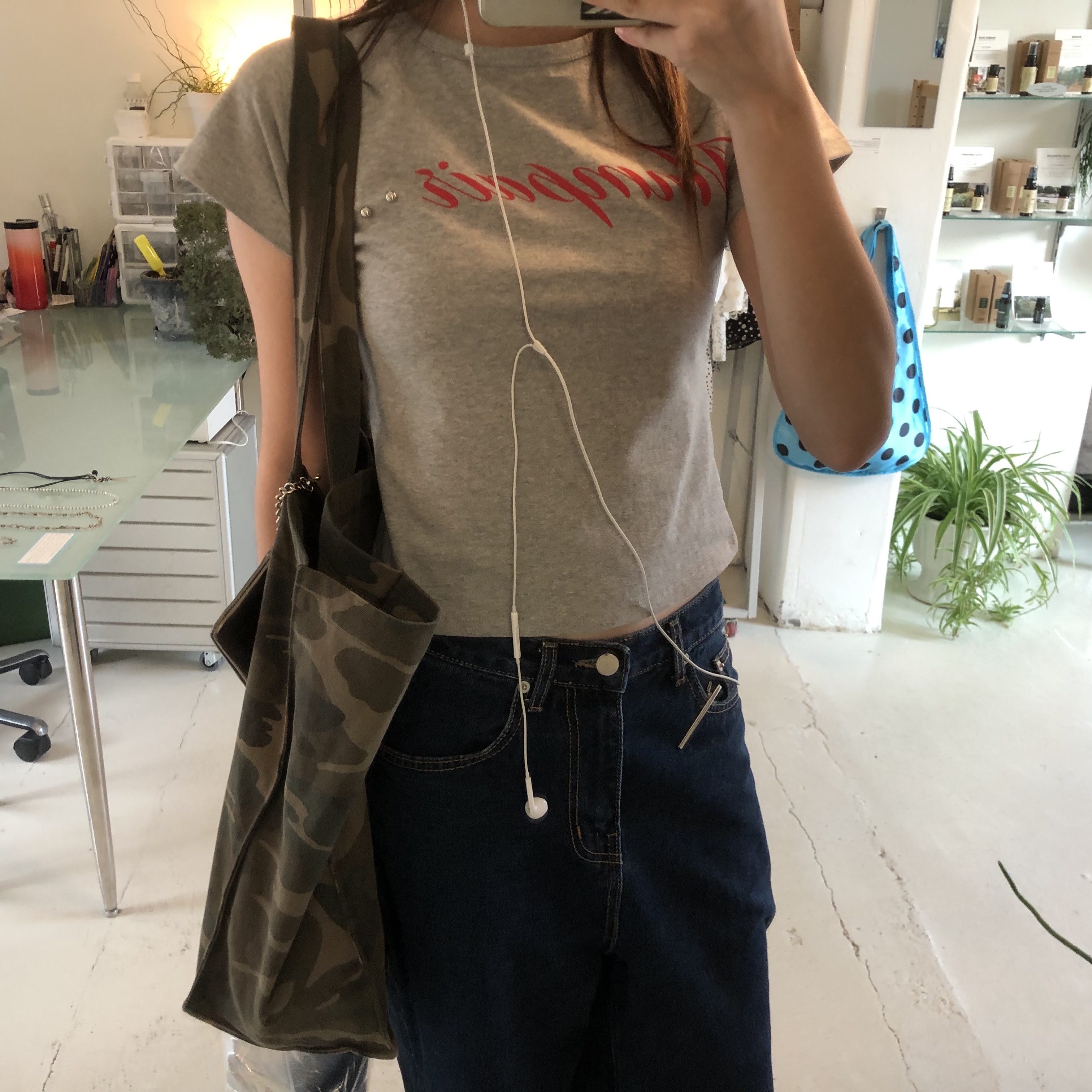 mnmpair Lettering Crop Tee Grey, Open Yy Heart Stud Chain Wallet Gunmetal 착용 스타일 - 4