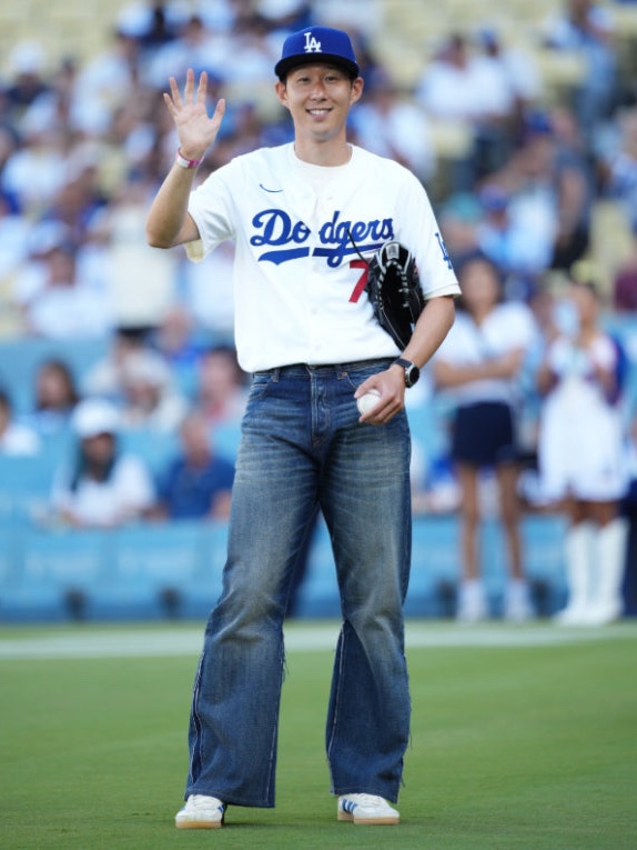 MM6 Maison Margiela Flared Jeans Blue, New Era 59Fifty MLB Seoul Series LA Dodgers Dark Royal 착용 스타일 - 1