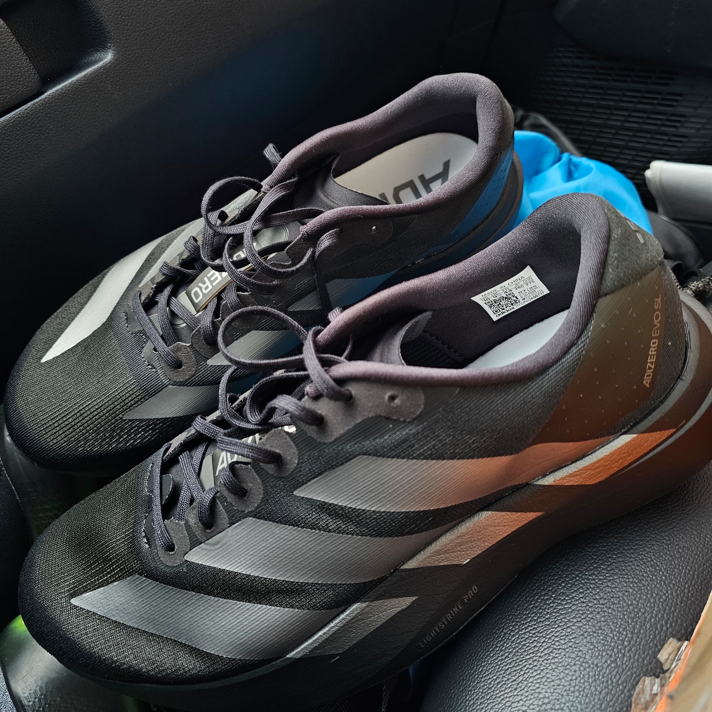 Adidas Adizero EVO SL Core Black Iron Metallic 착용 스타일 - 1