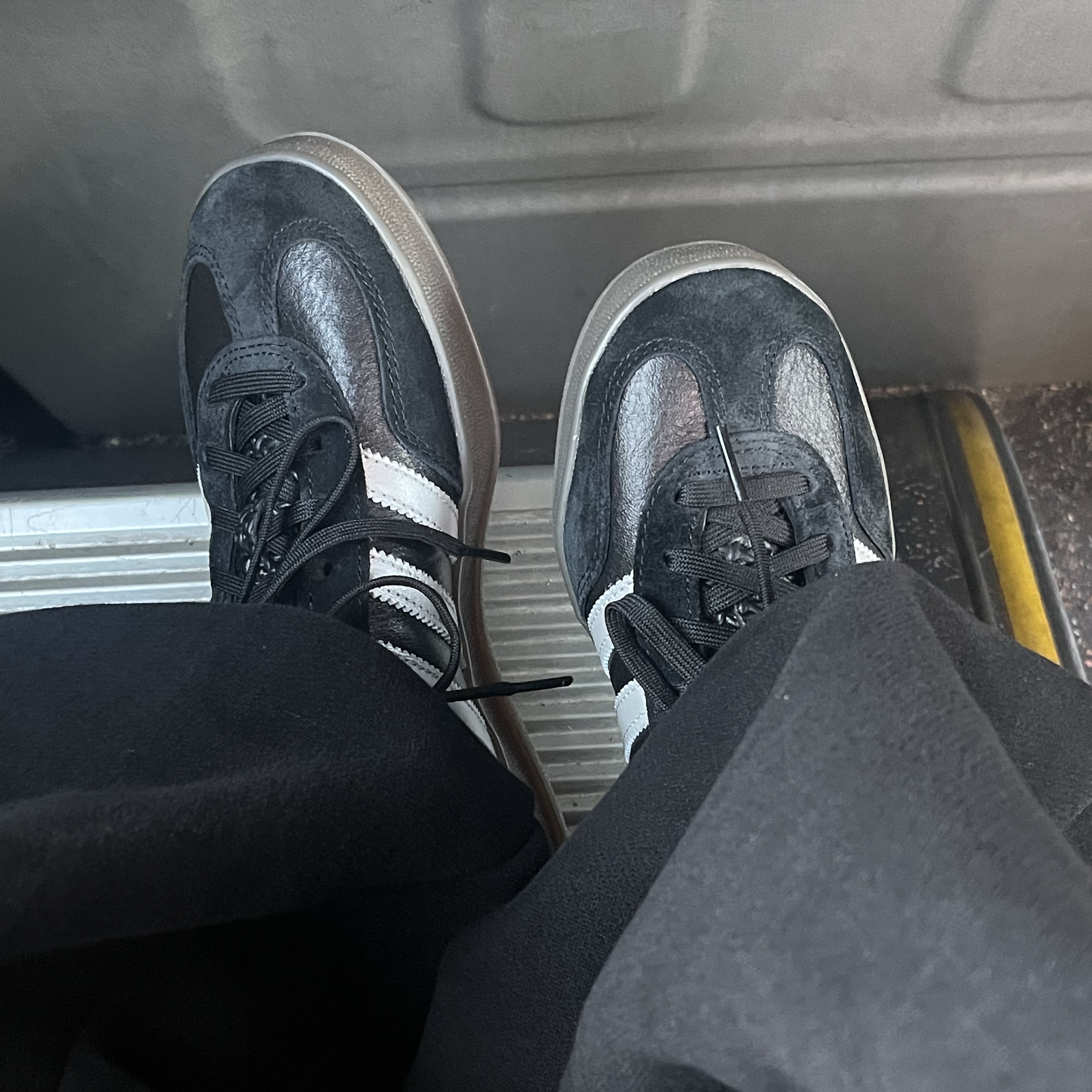 Adidas Samba OG Black White Gum 착용 스타일 - 1