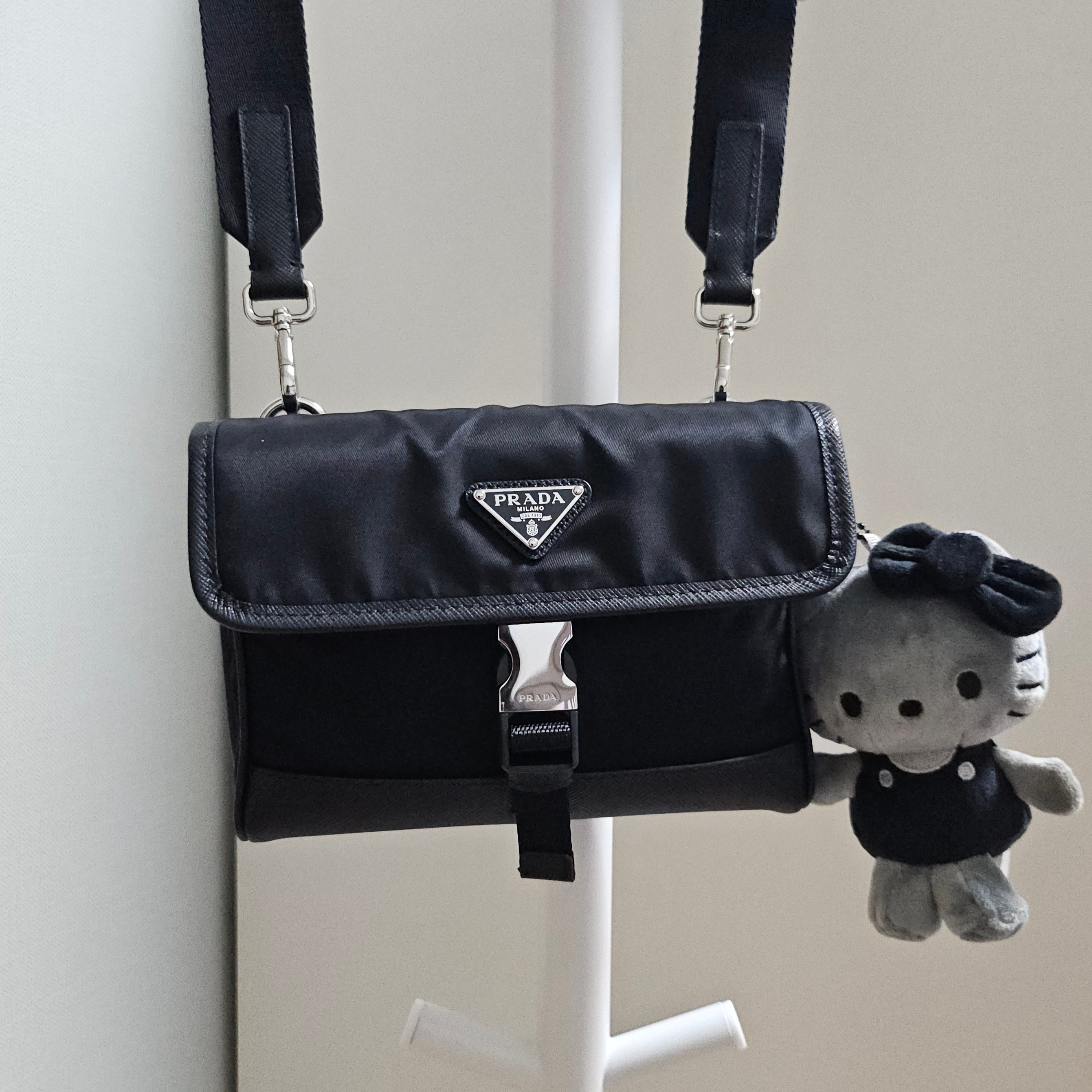 Prada Re-Nylon and Saffiano Leather Smartphone Case Black 착용 스타일