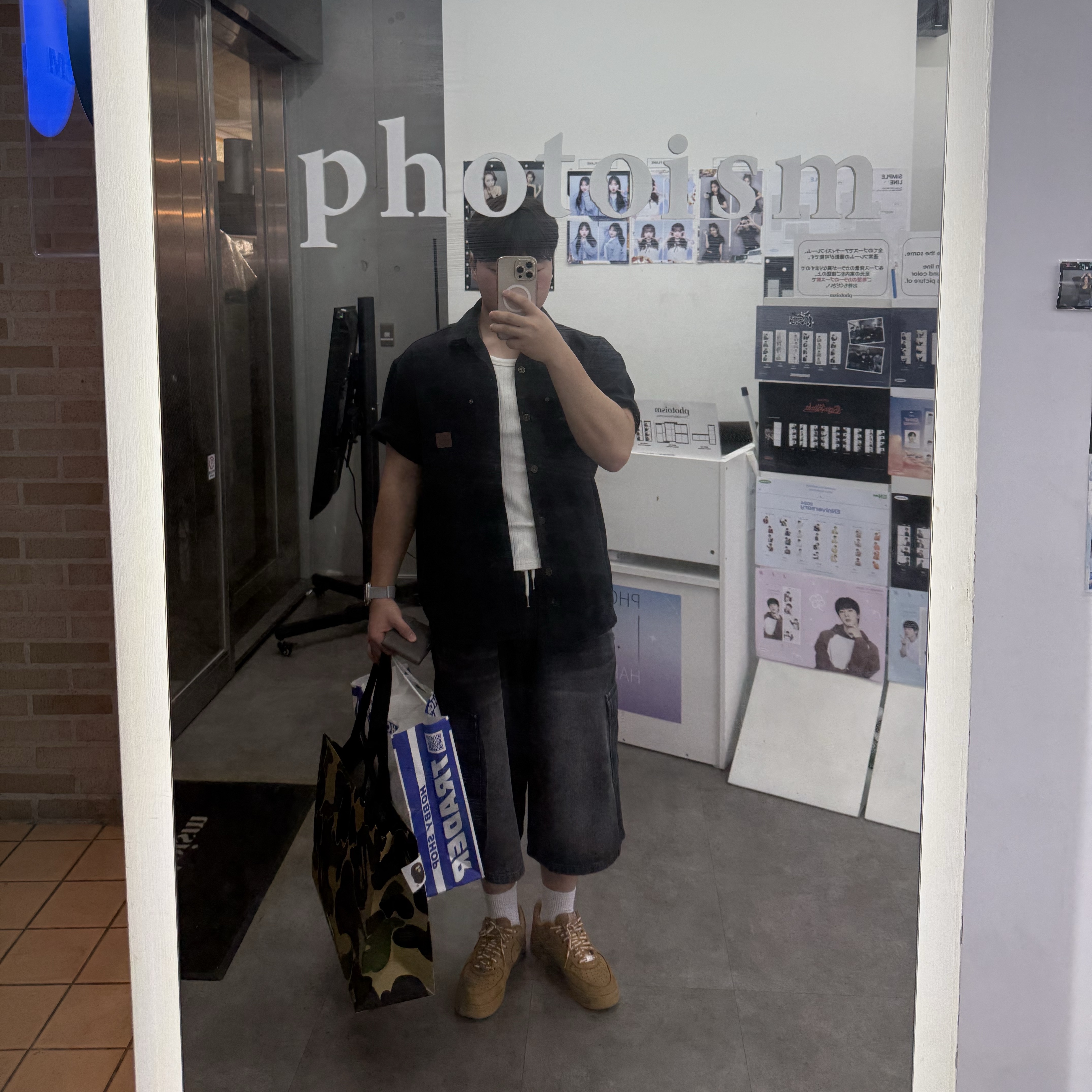 Louis Vuitton Embroidered Short Sleeved Cotton Blend Polo Shirt Navy Blue, AMI de Coeur Cotton Oxford Boxy Fit Button Down Short Sleeve Shirt Natural White 착용 스타일 - 6