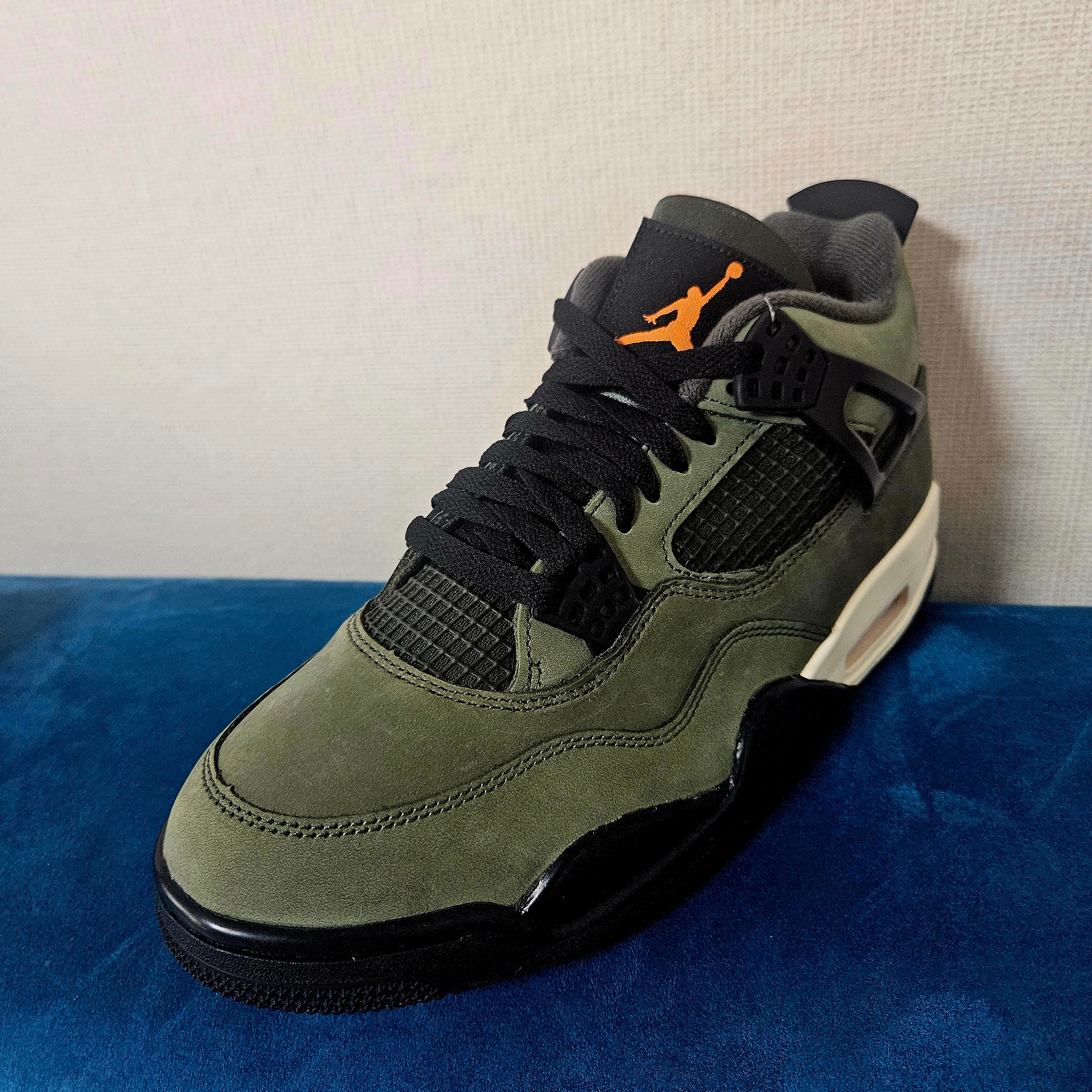 Jordan 4 x Undefeated Retro OG SP Deep Green and Clementine 착용 스타일