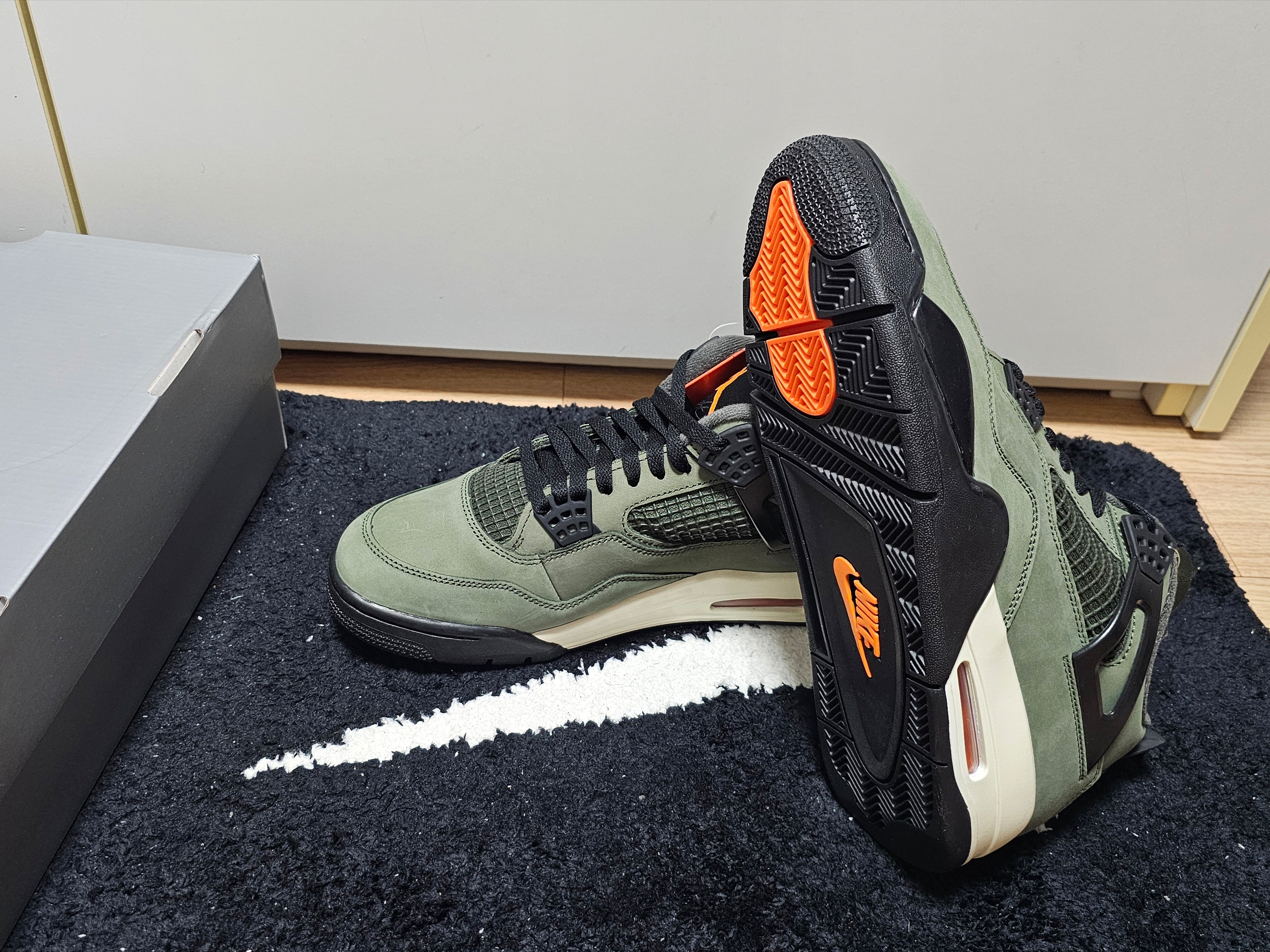 Jordan 4 x Undefeated Retro OG SP Deep Green and Clementine 착용 스타일 - 2