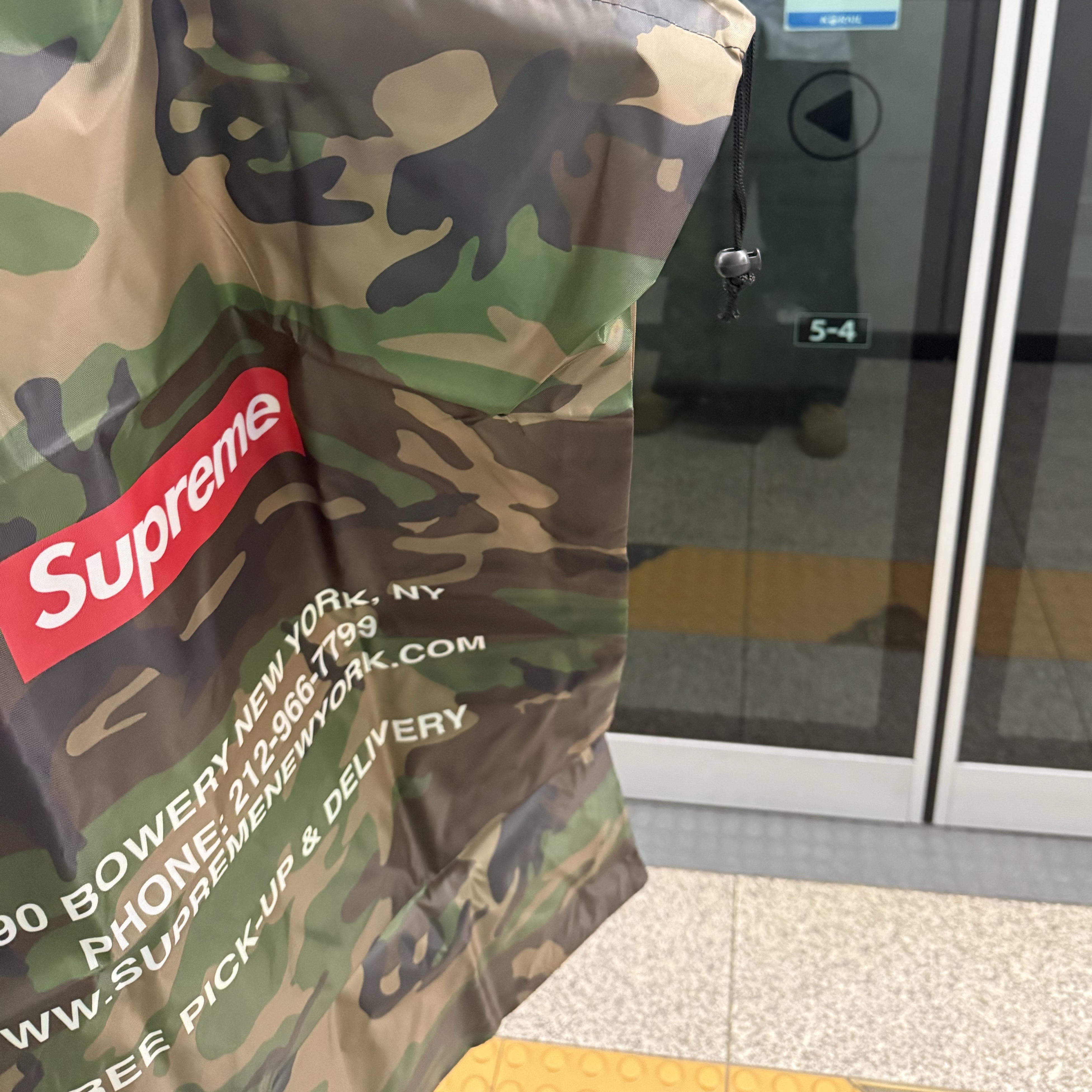 Supreme Playboi Carti T-Shirt Black - 25FW, Supreme Playboi Carti T-Shirt Heather Grey - 25FW 착용 스타일 - 2