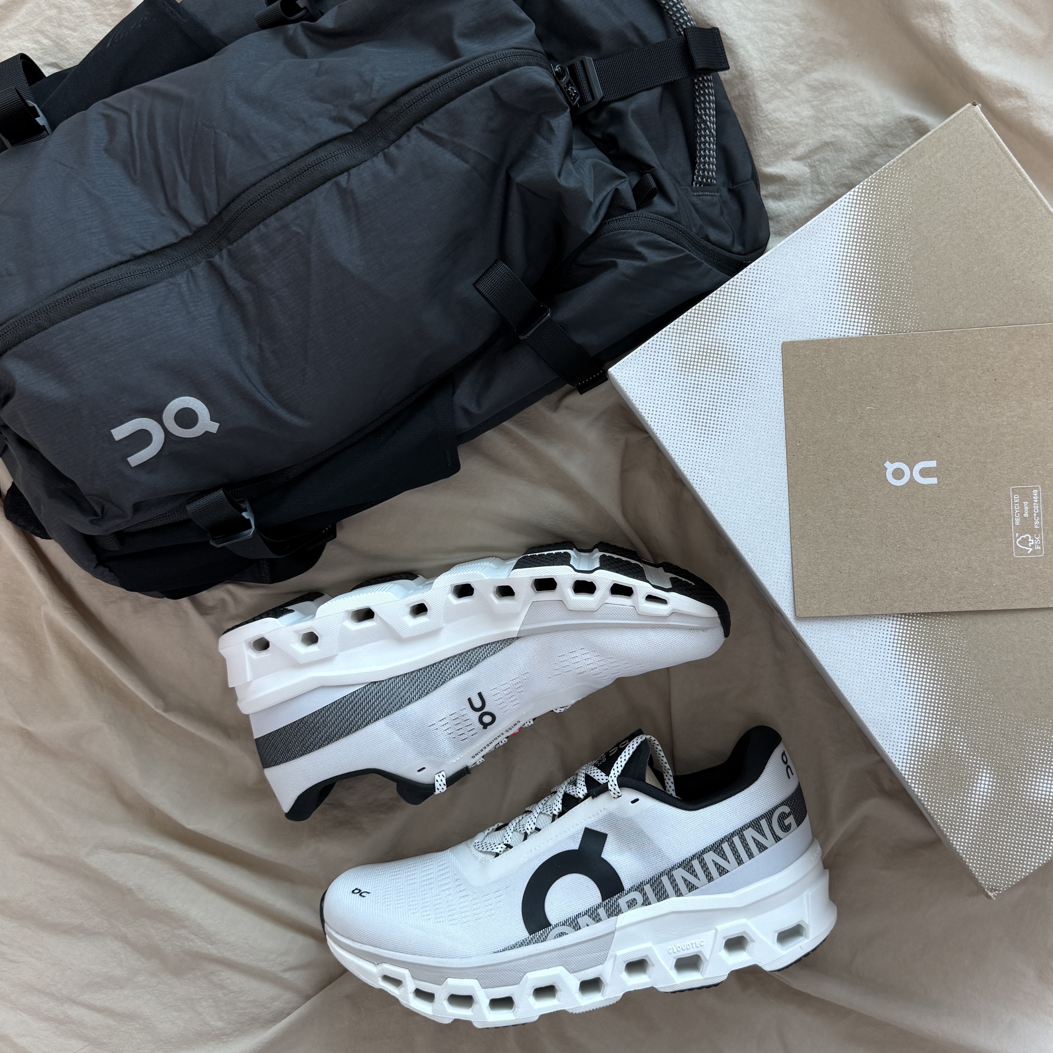 On Running Cloudmonster 2 White Frost, On Running Speed Pack 30L Magnet Black 착용 스타일