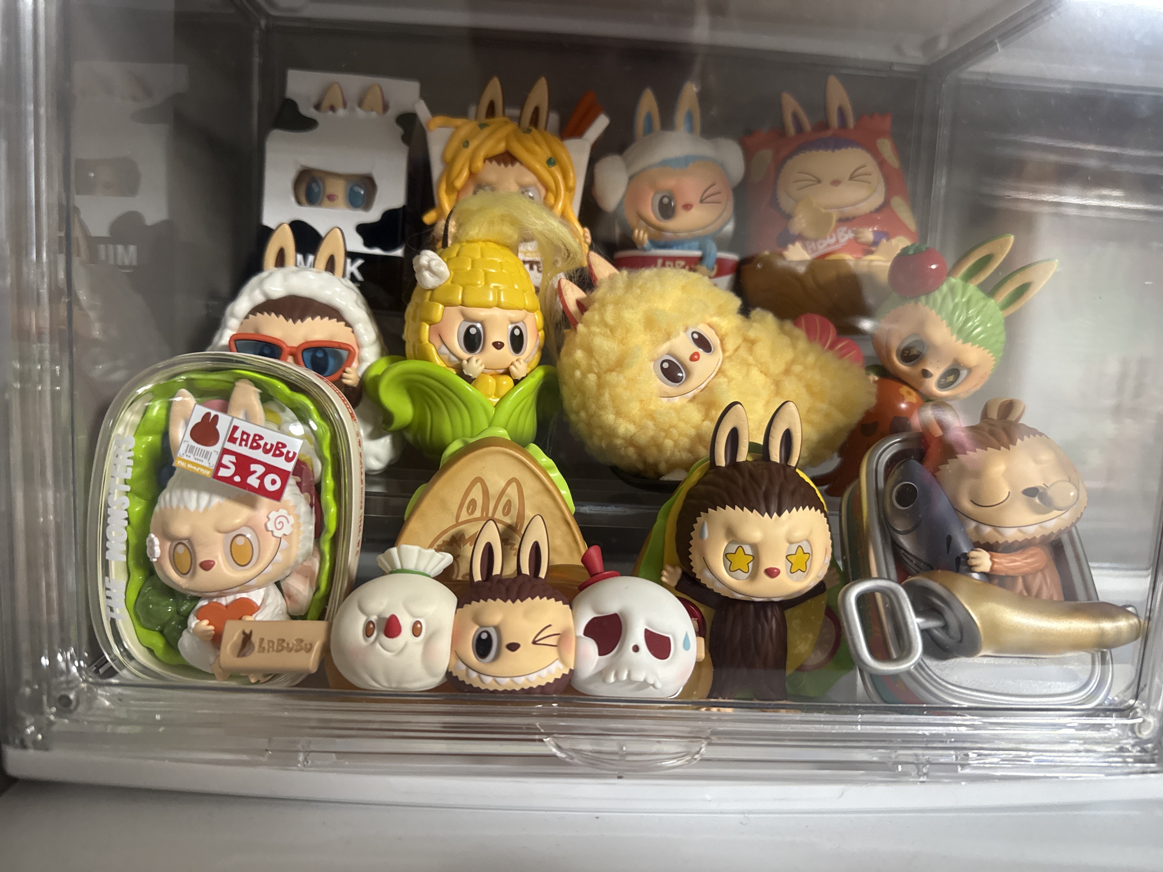 Pop Mart Labubu The Monsters Wacky Mart Series Figures (12 Blind Boxes) 착용 스타일