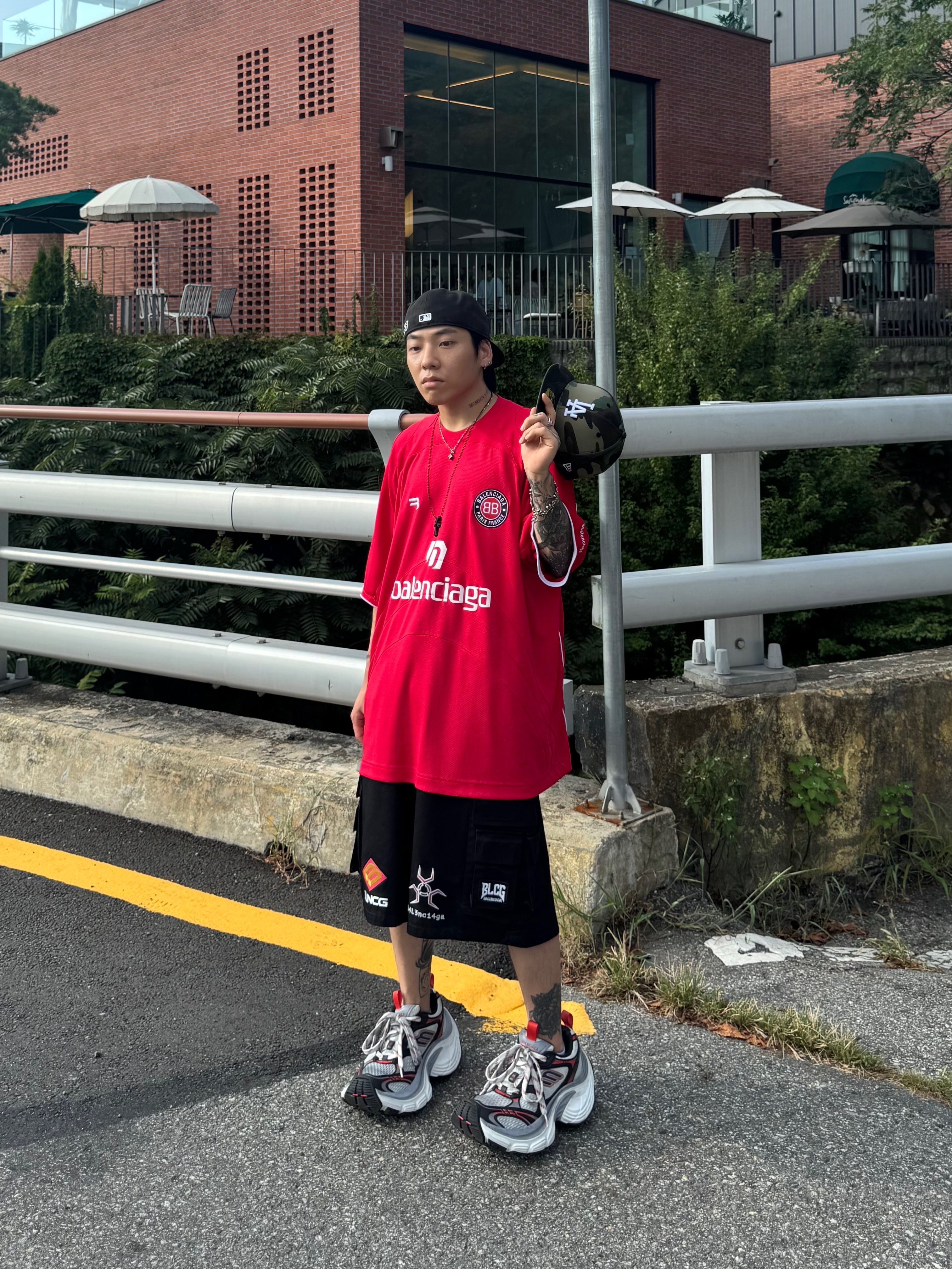 Balenciaga 10XL Sneakers Grey White Red 착용 스타일 - 3