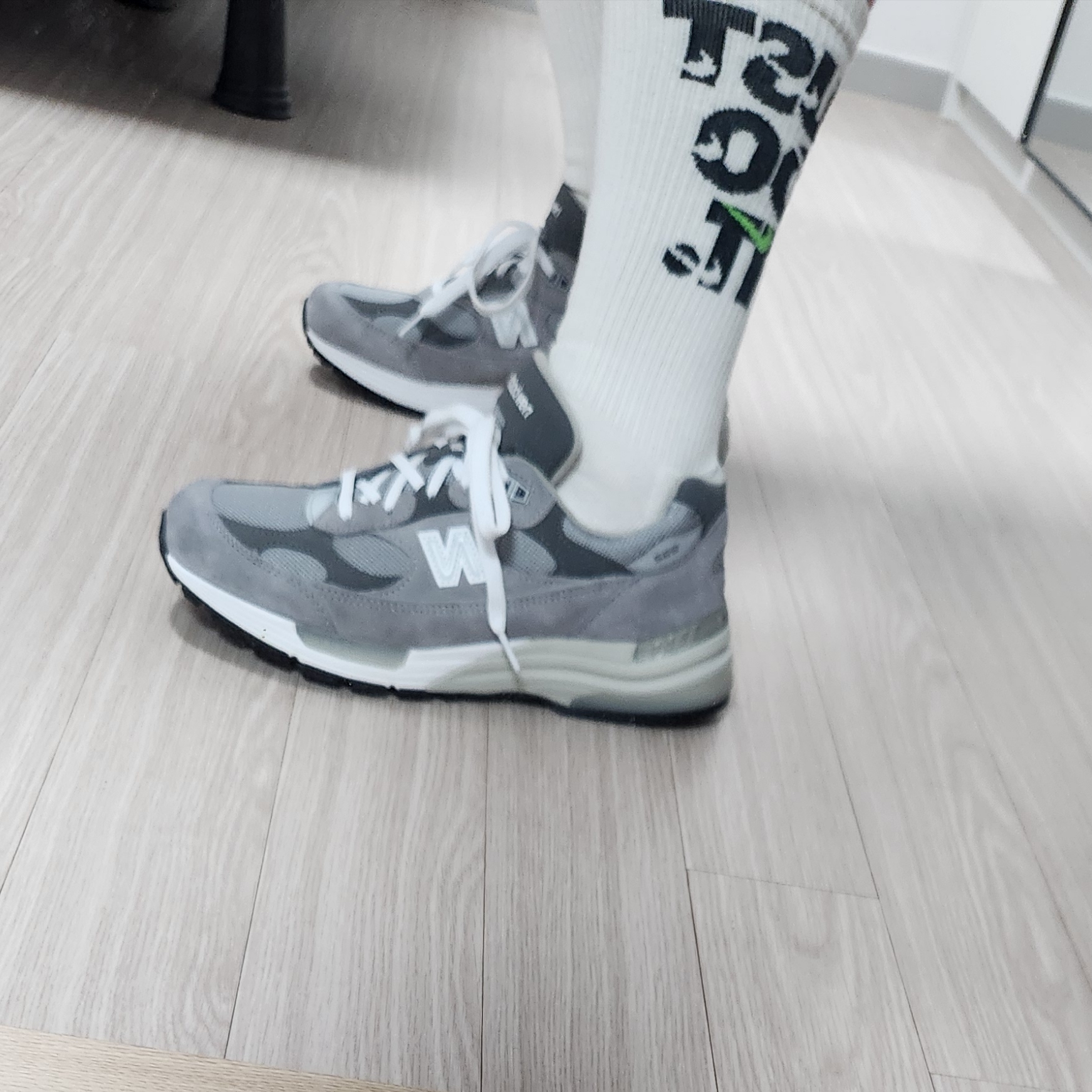 New Balance 992 Made in USA Core Grey Silver Metallic 착용 스타일 - 1