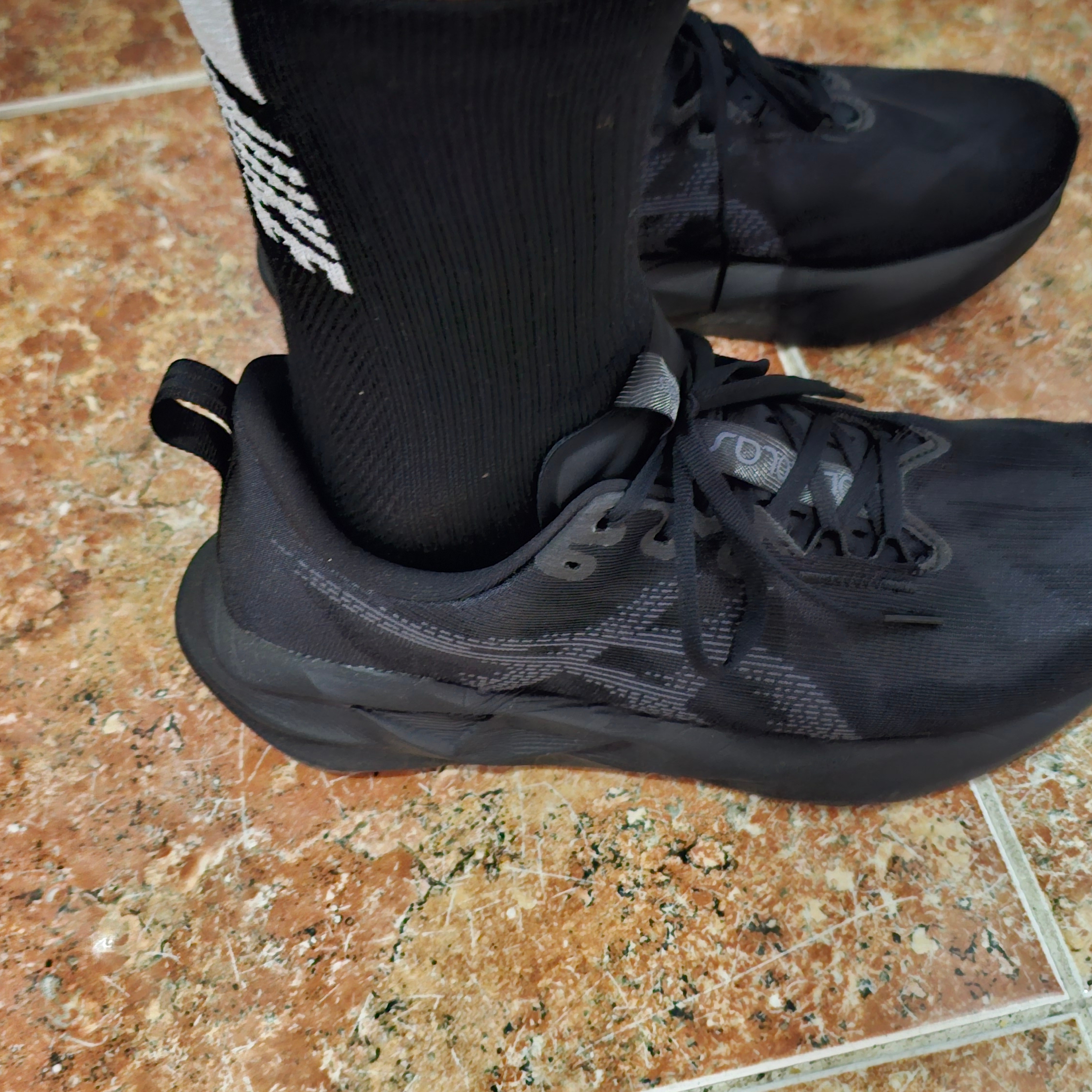 Asics Novablast 5 Black Carrier Grey - 2E Wide 착용 스타일 - 1