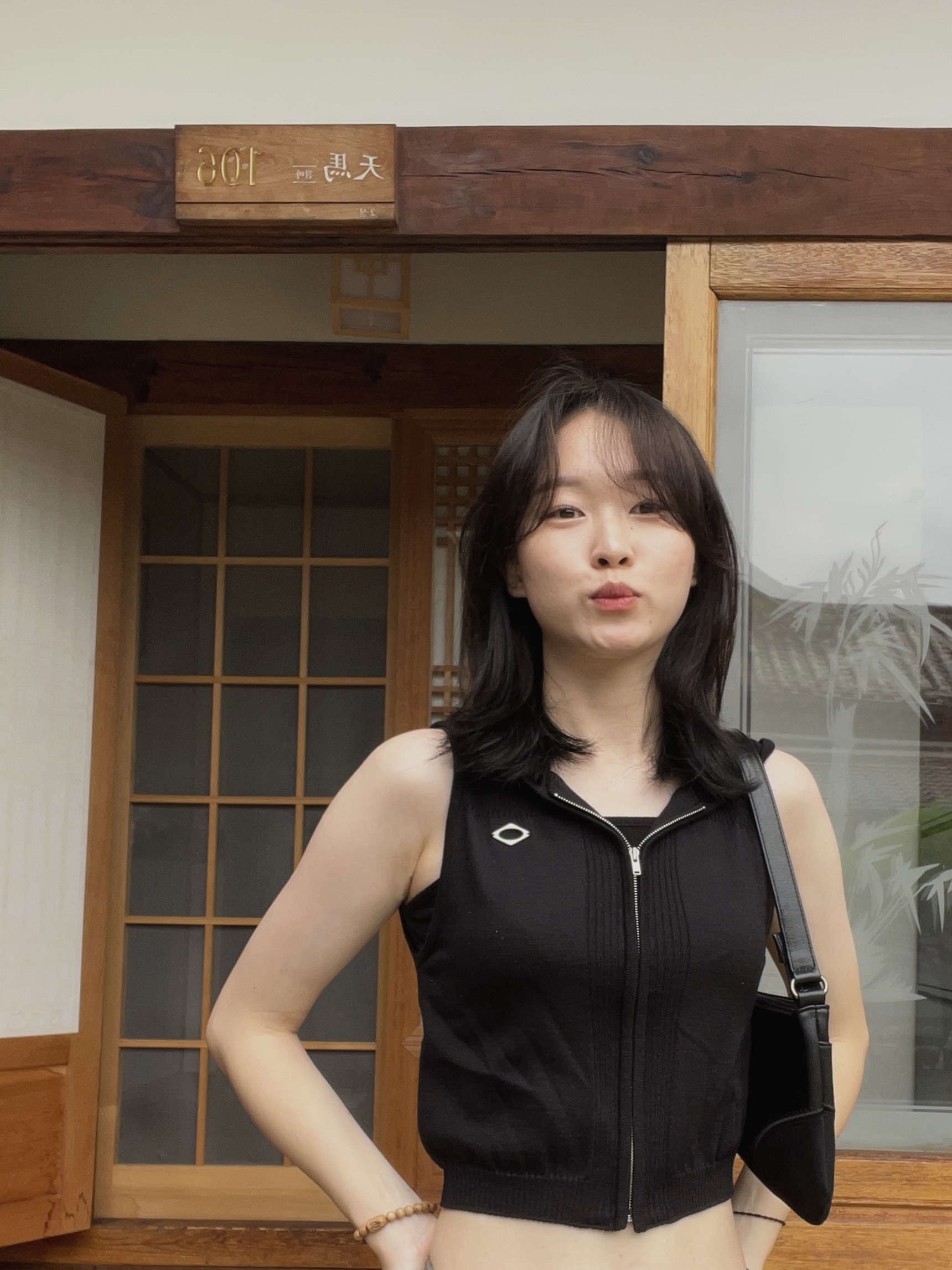(W) Mischief Rhombus Hooded Knit Vest Black 착용 스타일