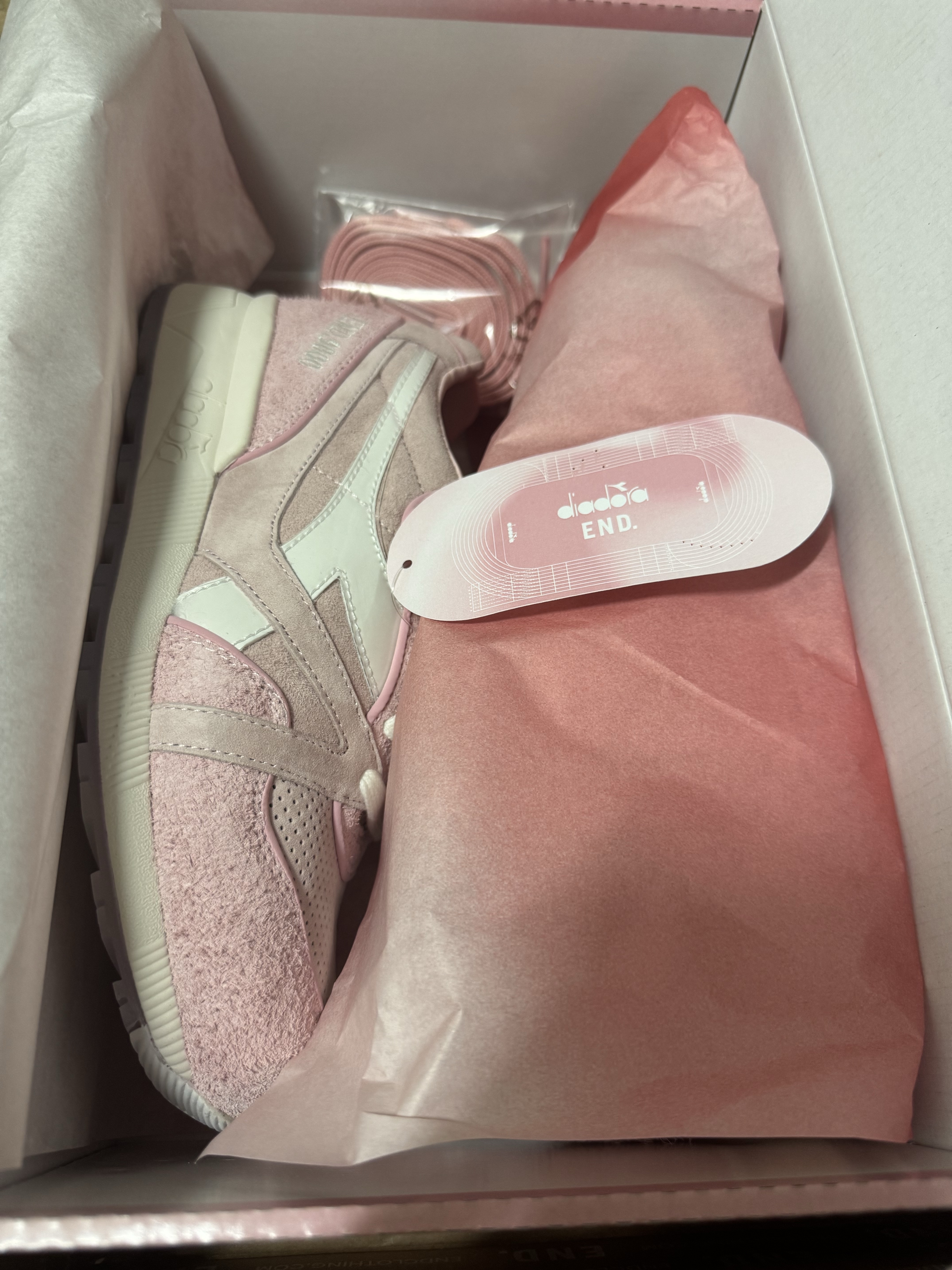 Diadora x END. N9000 Pink, Dr. Martens x Pleasures Jorge Leather Mules Black 착용 스타일 - 6