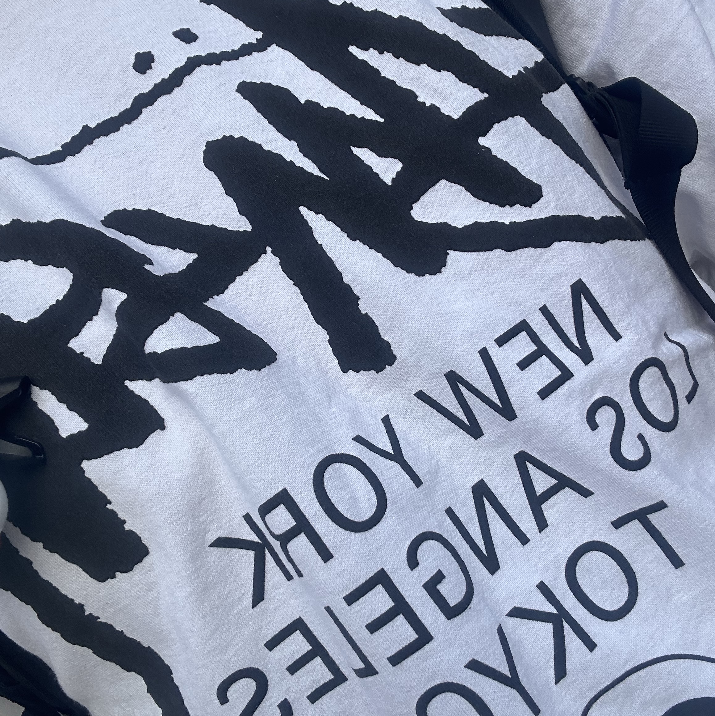 Stussy World Tour T-Shirt White 2024,2025 착용 스타일