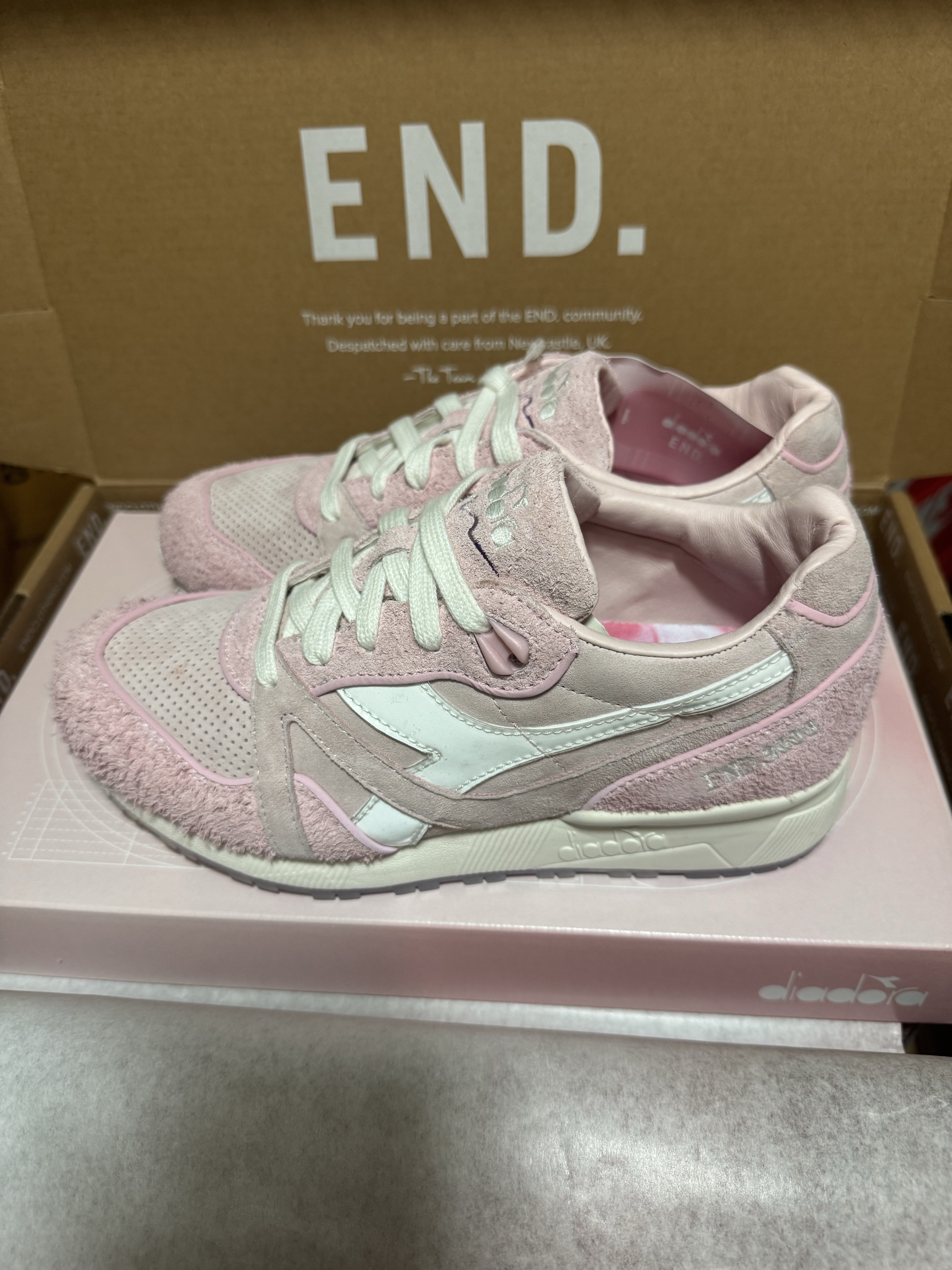 Diadora x END. N9000 Pink, Dr. Martens x Pleasures Jorge Leather Mules Black 착용 스타일 - 3