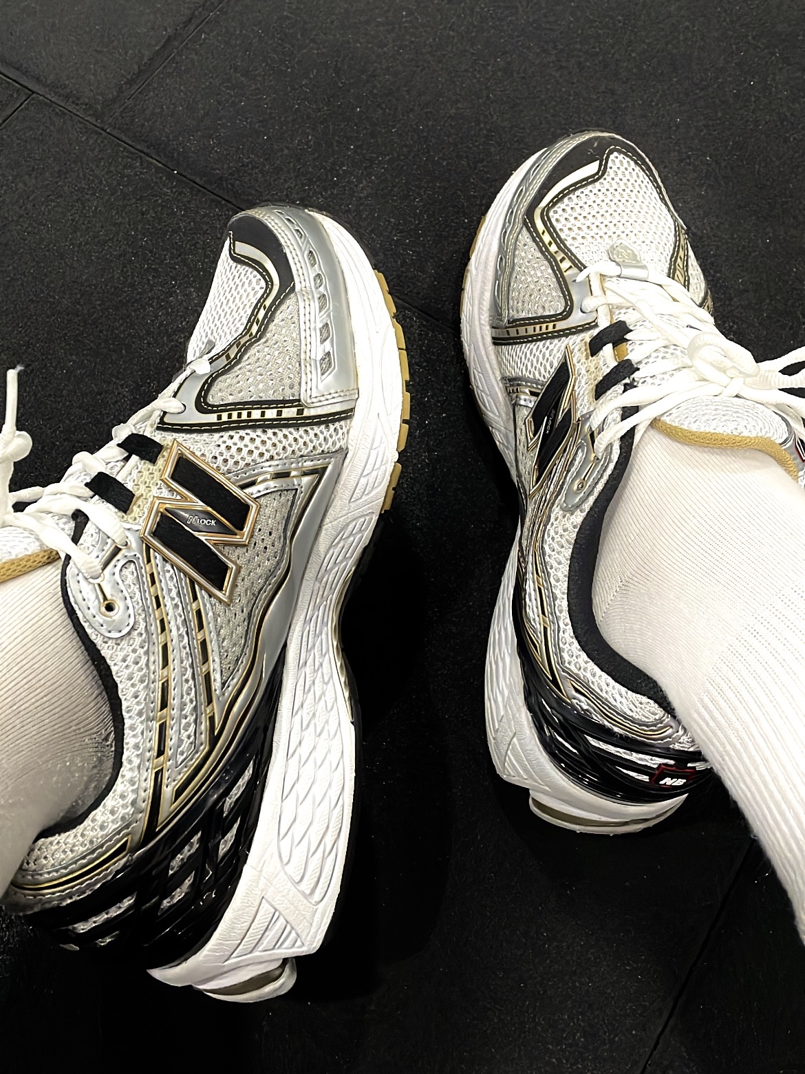 New Balance 1906R White Gold 착용 스타일