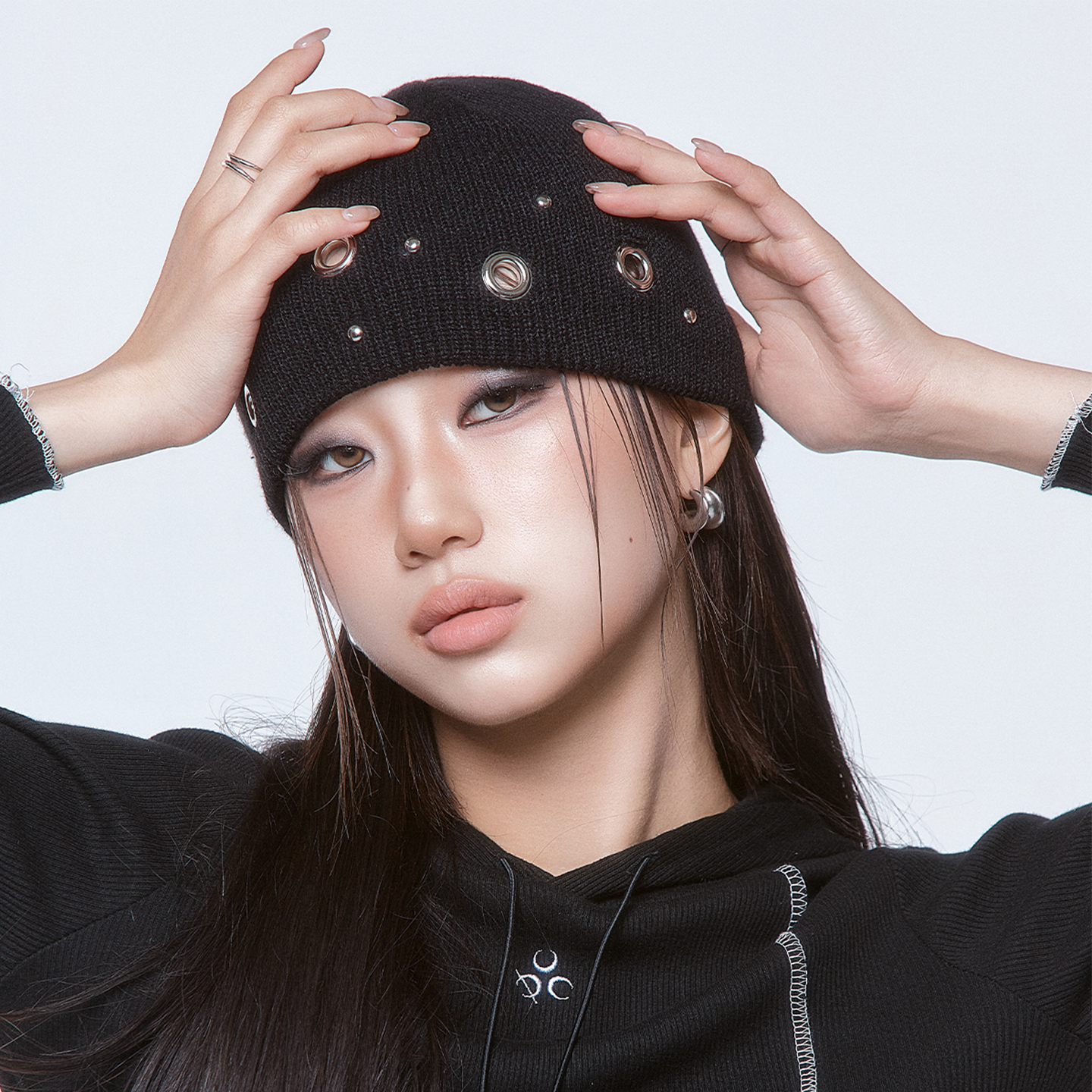 디오스피스 아일렛 스터드 비니 블랙(DAUSPICE Eyelet Stud Beanie Black) - 3