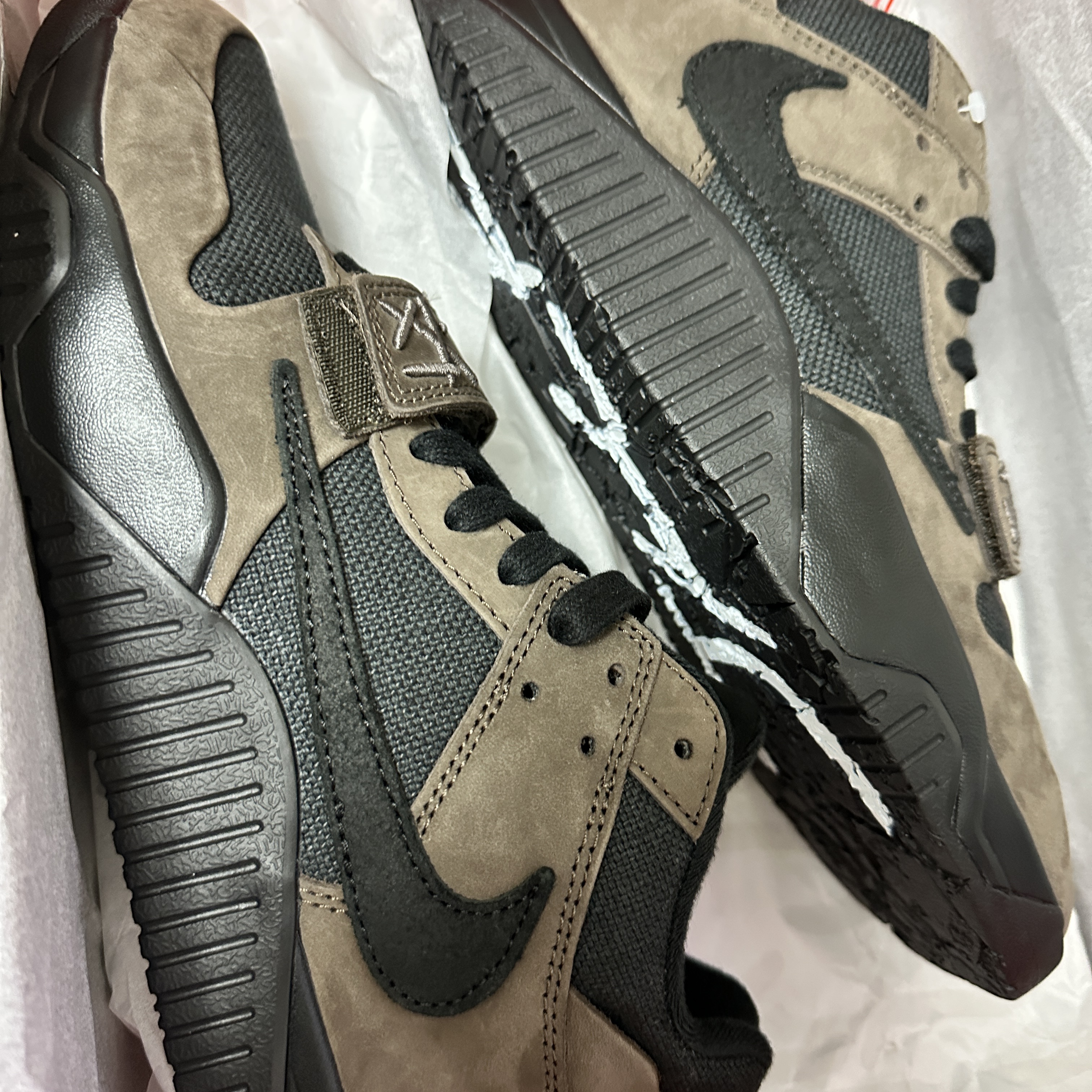 Jordan x Travis Scott Jumpman Jack TR Black and Dark Mocha 착용 스타일