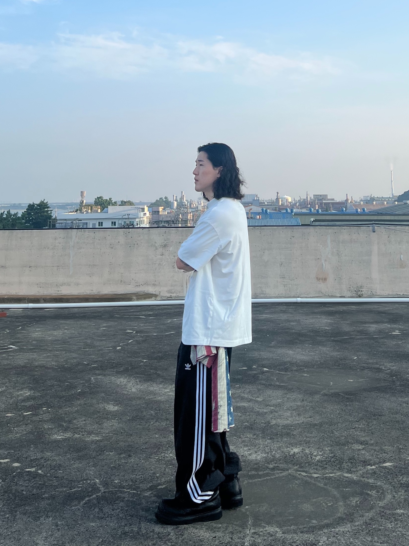 (W) Adidas Adilenium Season 3 Oversized Track Pants Black - KR Sizing, Adidas Basketball T-Shirt Cloud White Black - US Sizing 착용 스타일 - 3
