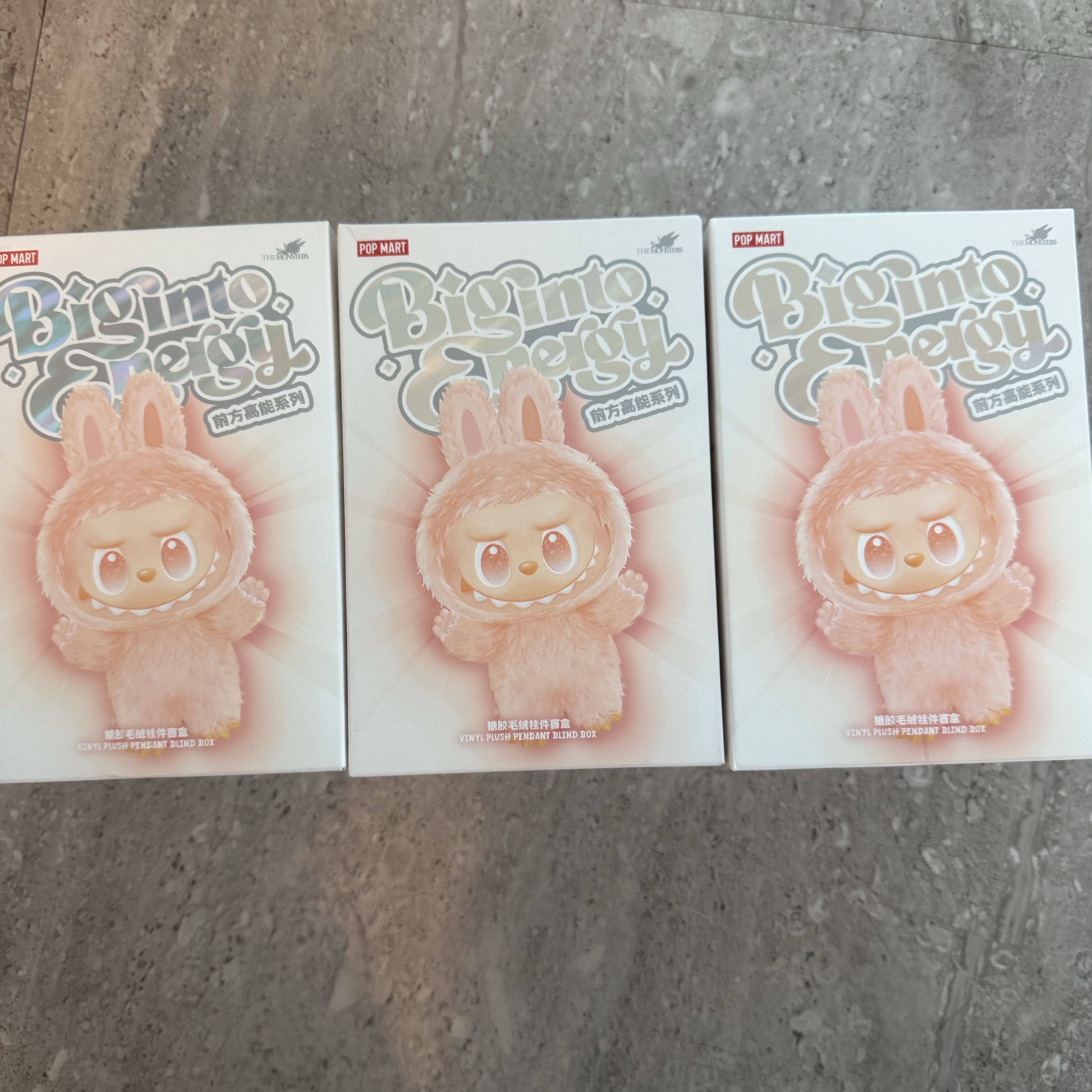 Pop Mart Labubu The Monsters Highlight Series Sealed Case (Bundle of 3/1 Blind Box) 착용 스타일