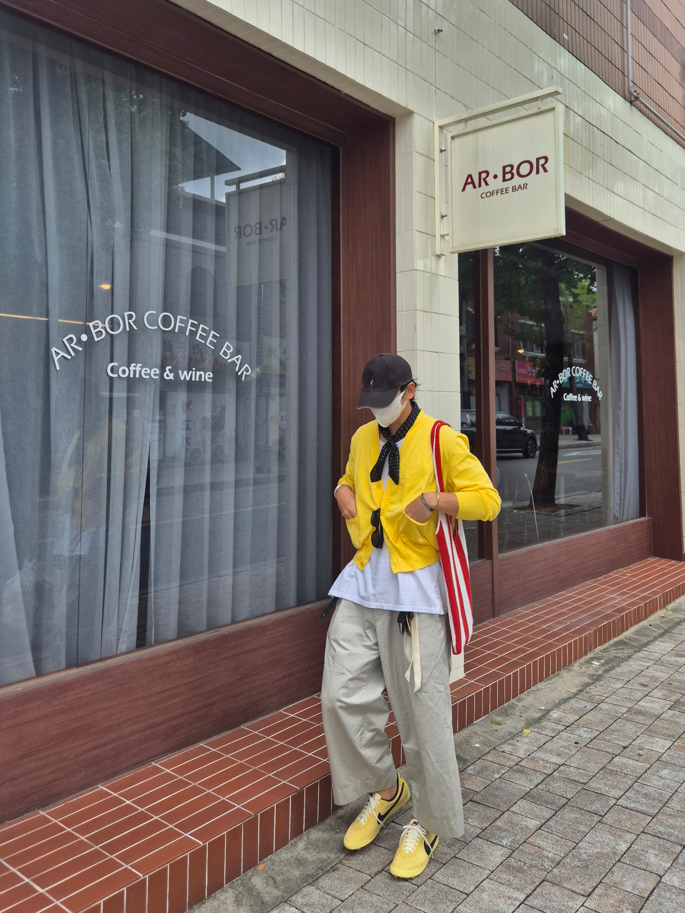 Nike Astrograbber Soft Yellow and Black, Typing Mistake Dusty Black 80-90’s Vntg Cap (Vintage Symbol Parody) 착용 스타일 - 2