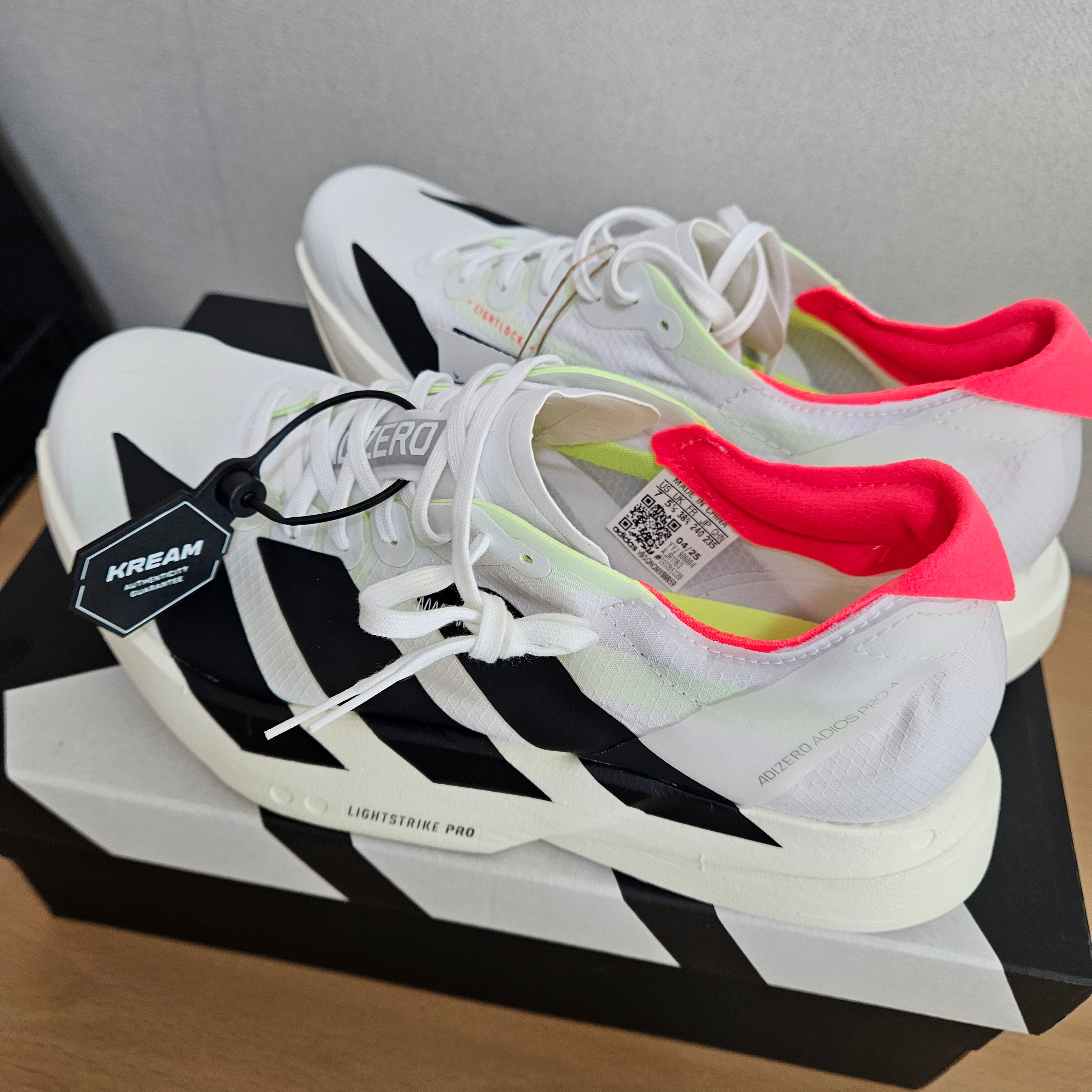 (W) Adidas Adizero Adios Pro 4 Cloud White Core Black 착용 스타일