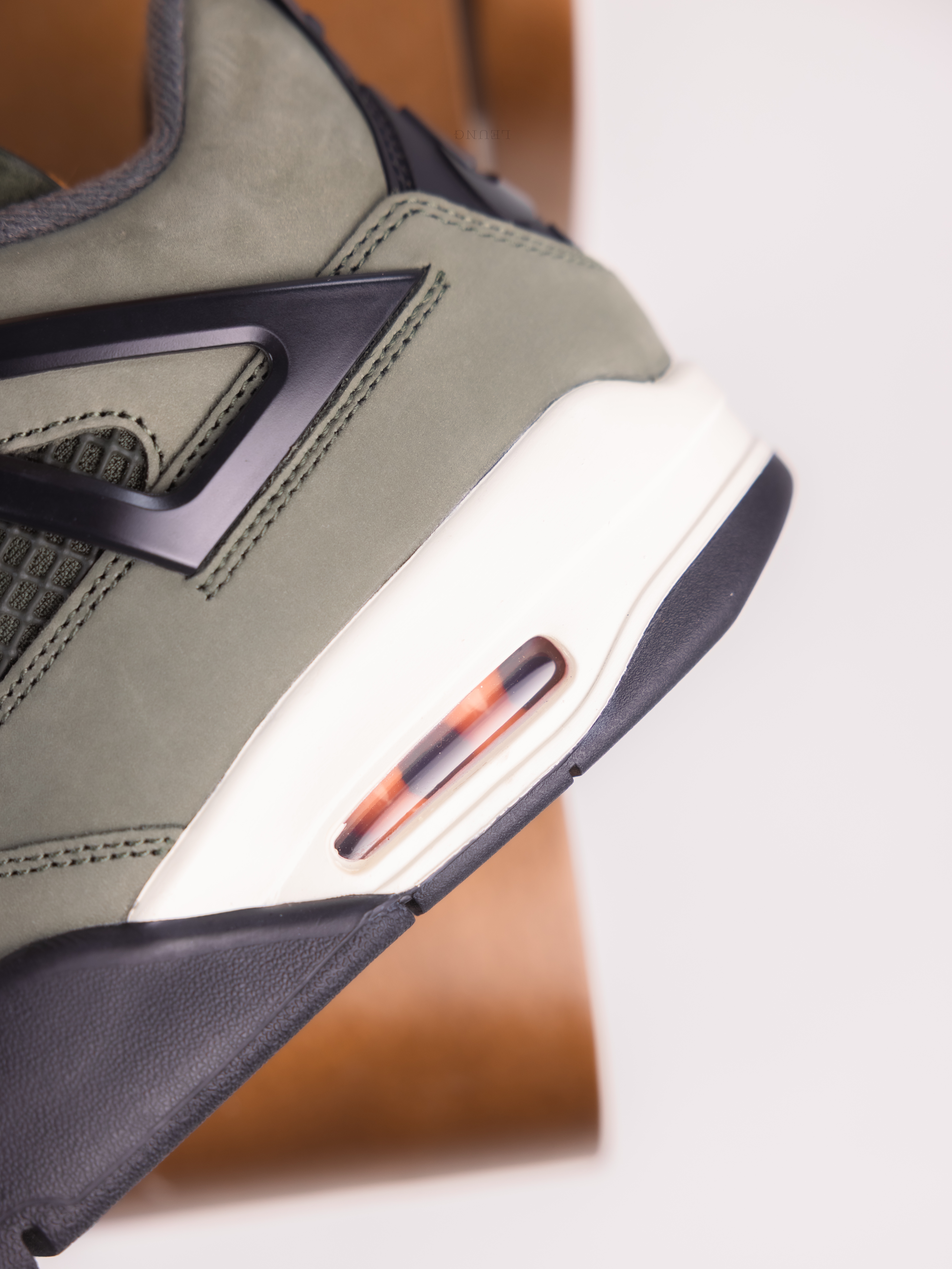 Jordan 4 x Undefeated Retro OG SP Deep Green and Clementine 착용 스타일 - 3
