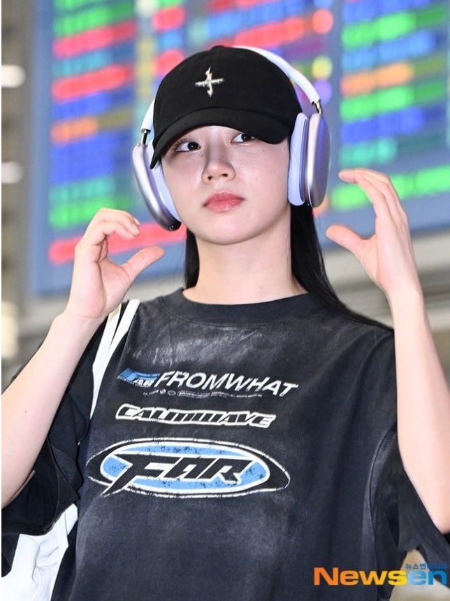 Farfromwhat Far Washed Logo T-Shirts Black 착용 스타일 - 1