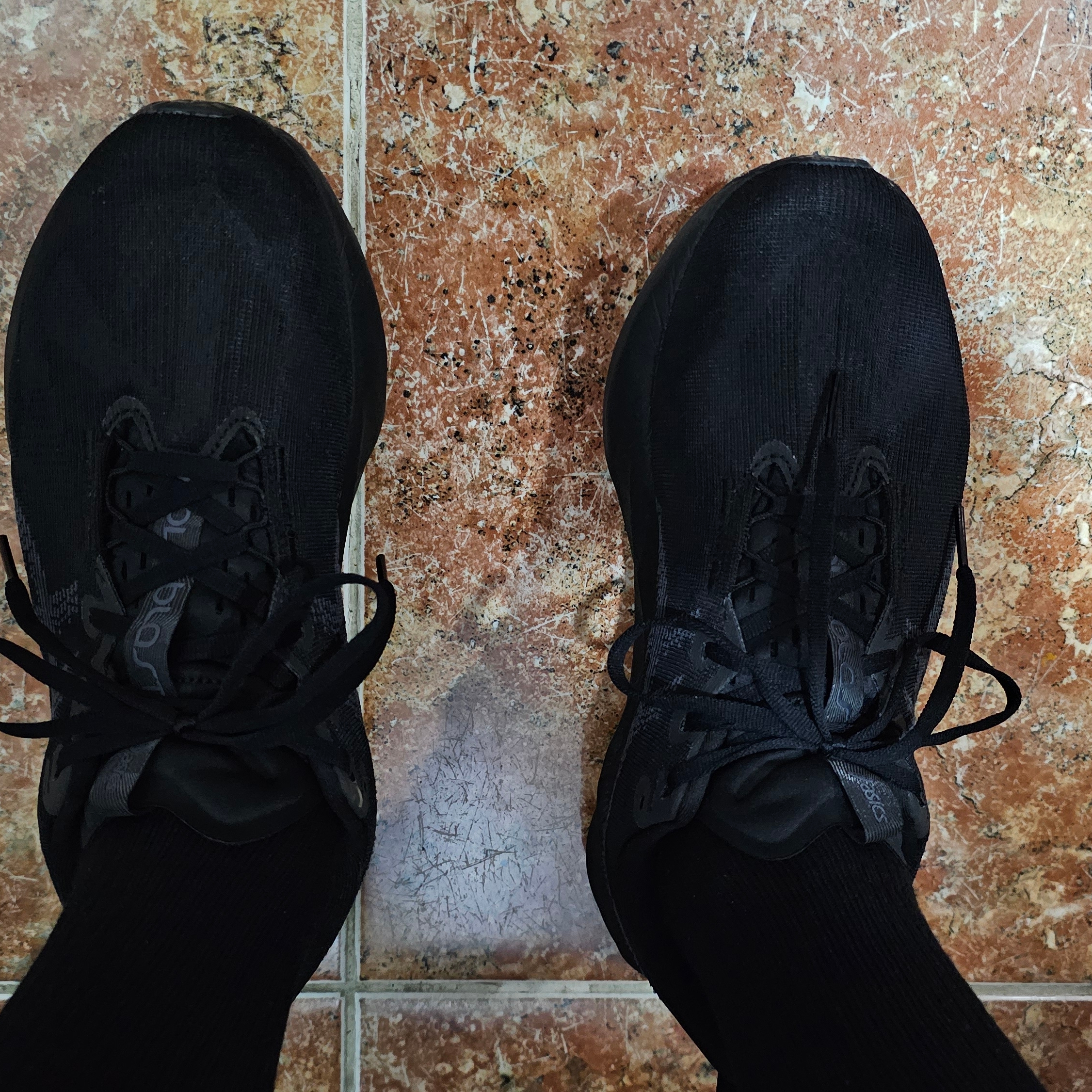 Asics Novablast 5 Black Carrier Grey - 2E Wide 착용 스타일 - 2