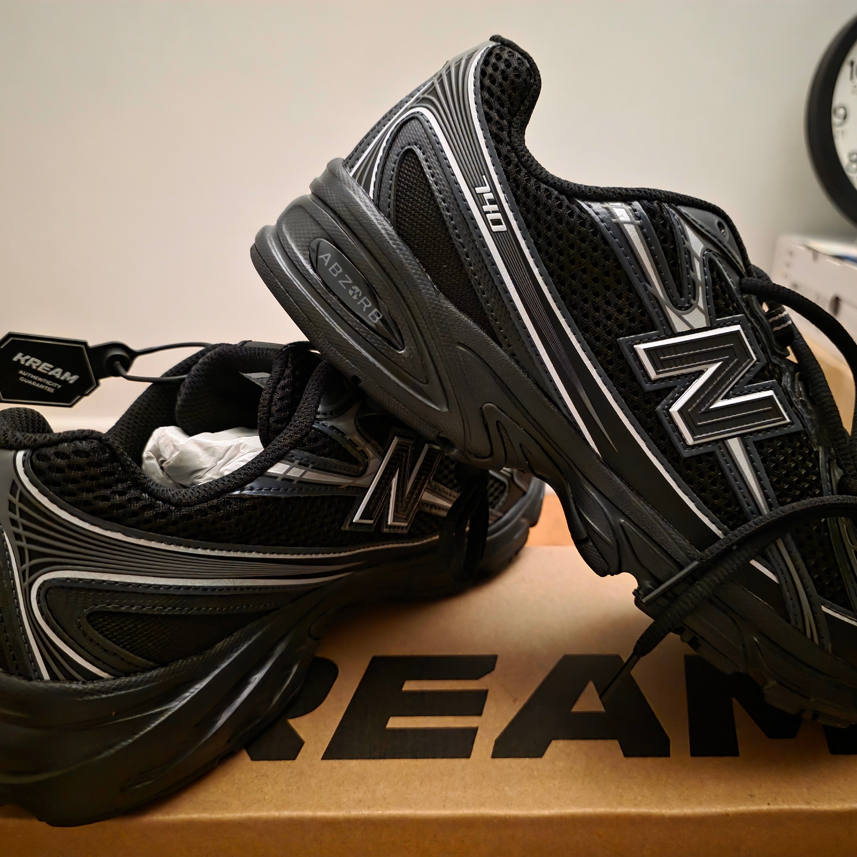 New Balance 740v2 Black Silver Metallic 착용 스타일