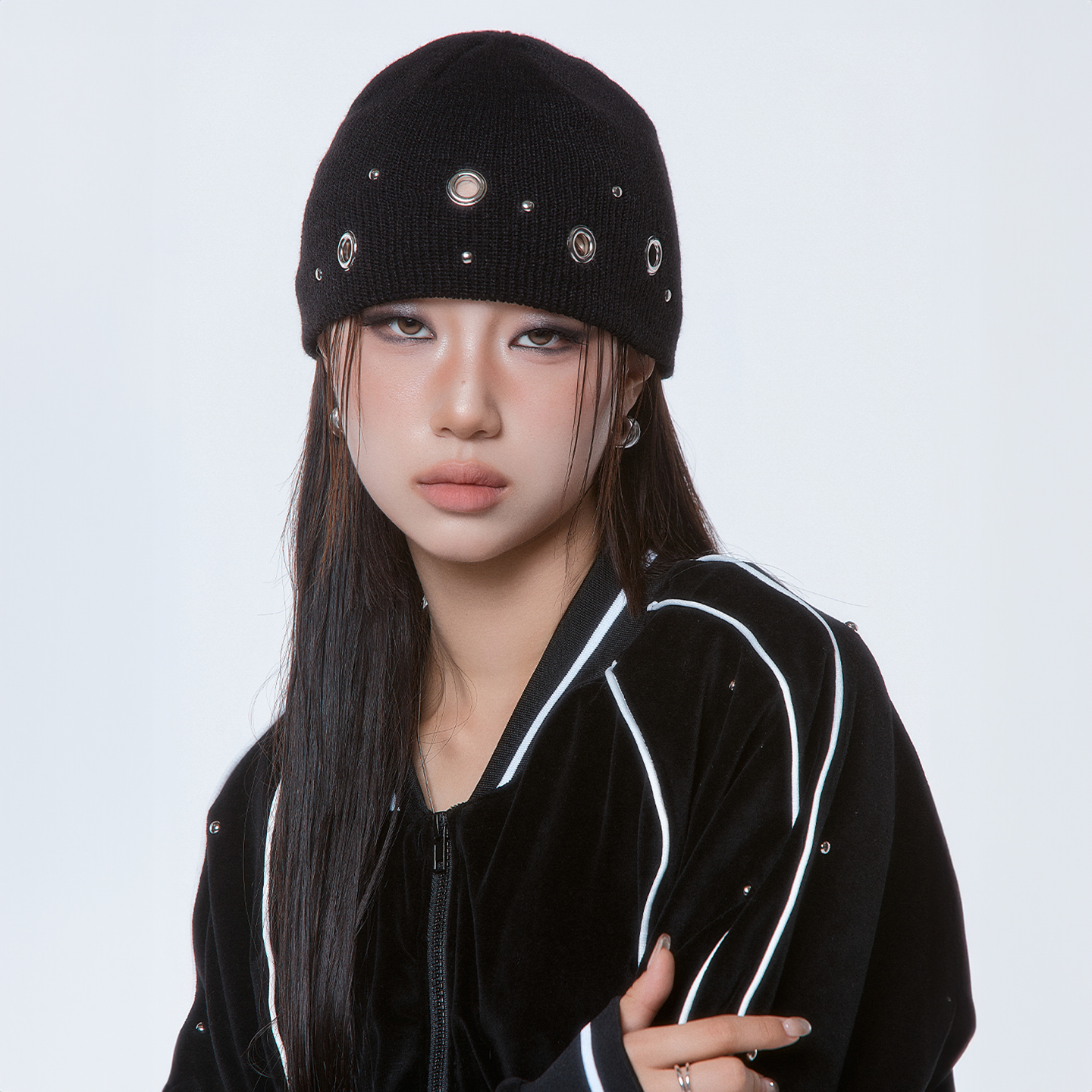디오스피스 아일렛 스터드 비니 블랙(DAUSPICE Eyelet Stud Beanie Black) - 2