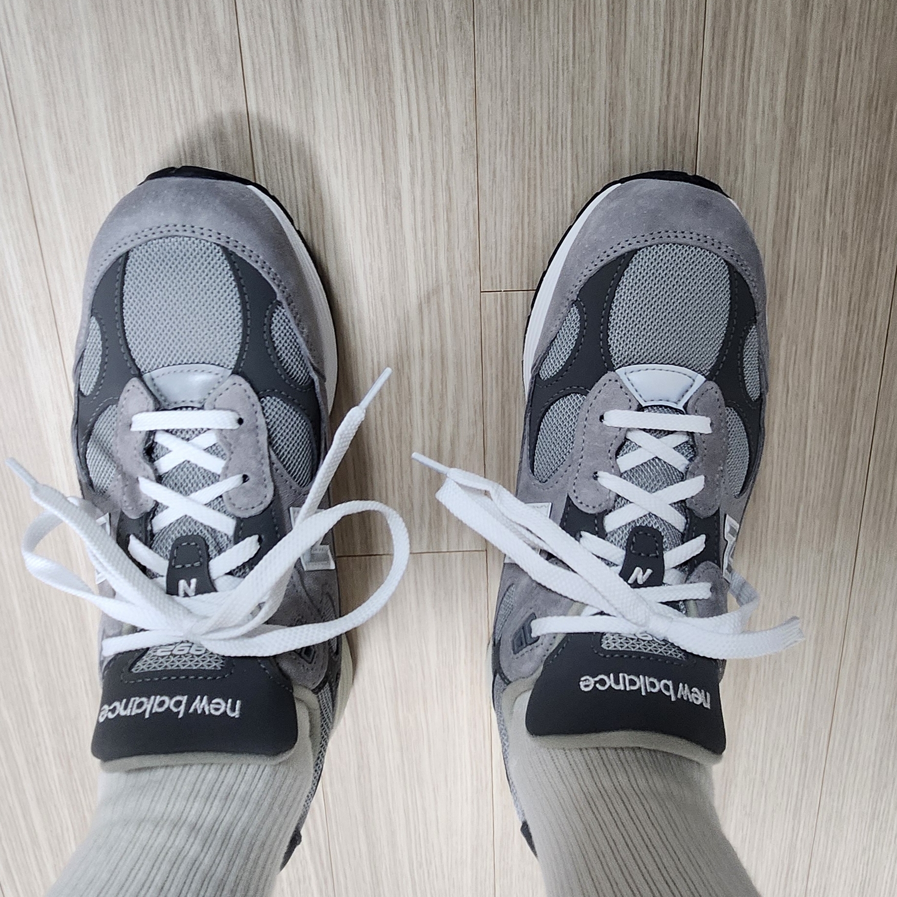 New Balance 992 Made in USA Core Grey Silver Metallic 착용 스타일 - 3