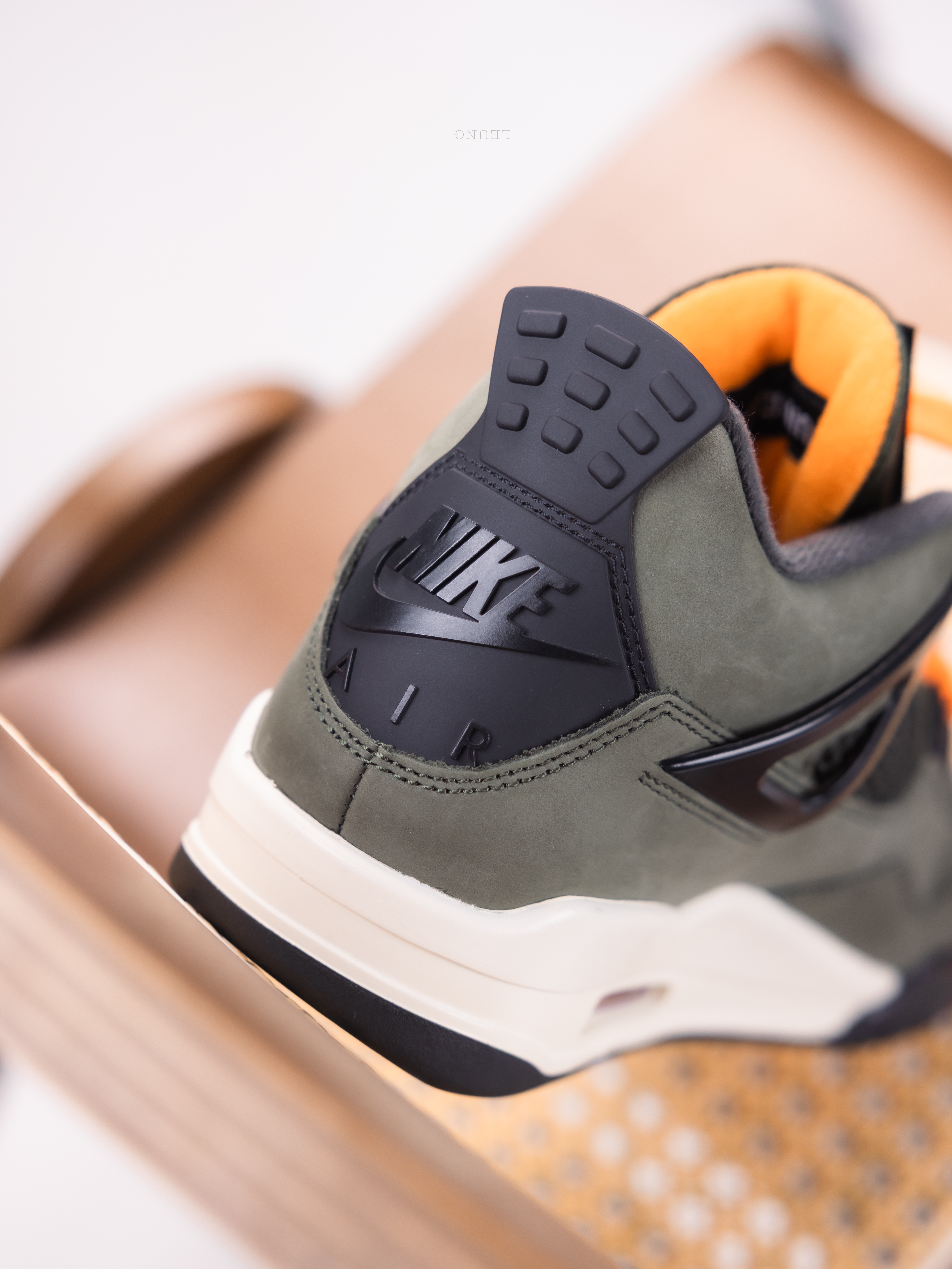 Jordan 4 x Undefeated Retro OG SP Deep Green and Clementine 착용 스타일 - 4