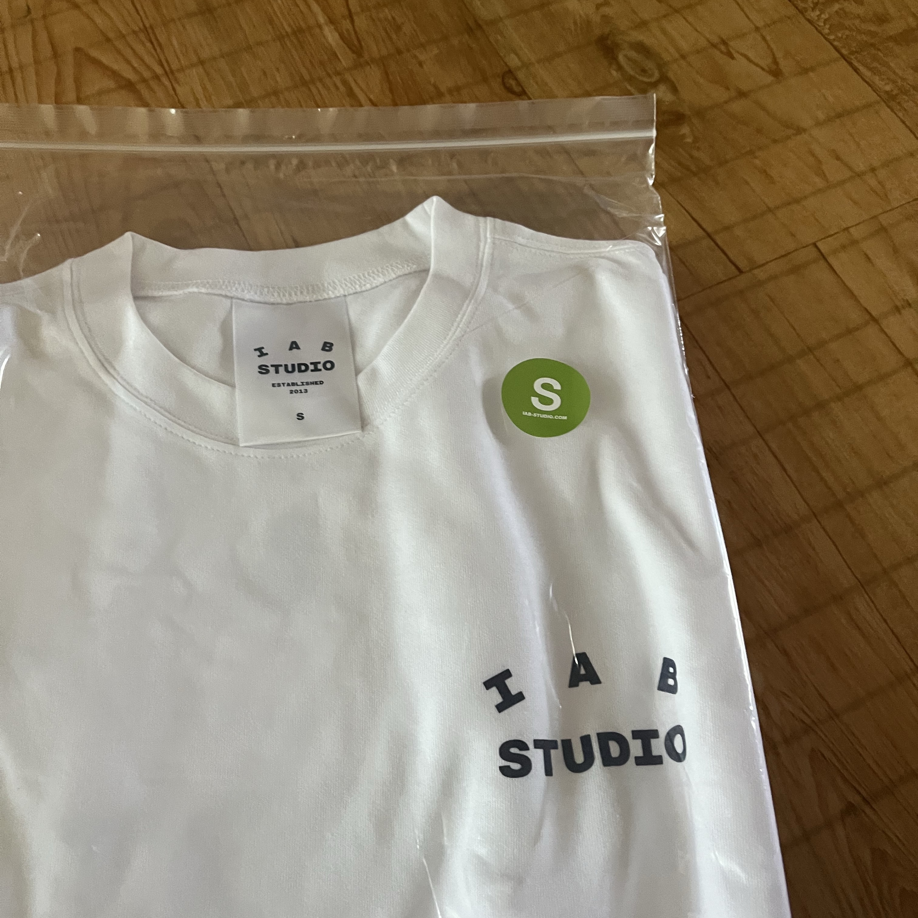 IAB Studio T-Shirt White Navy 착용 스타일
