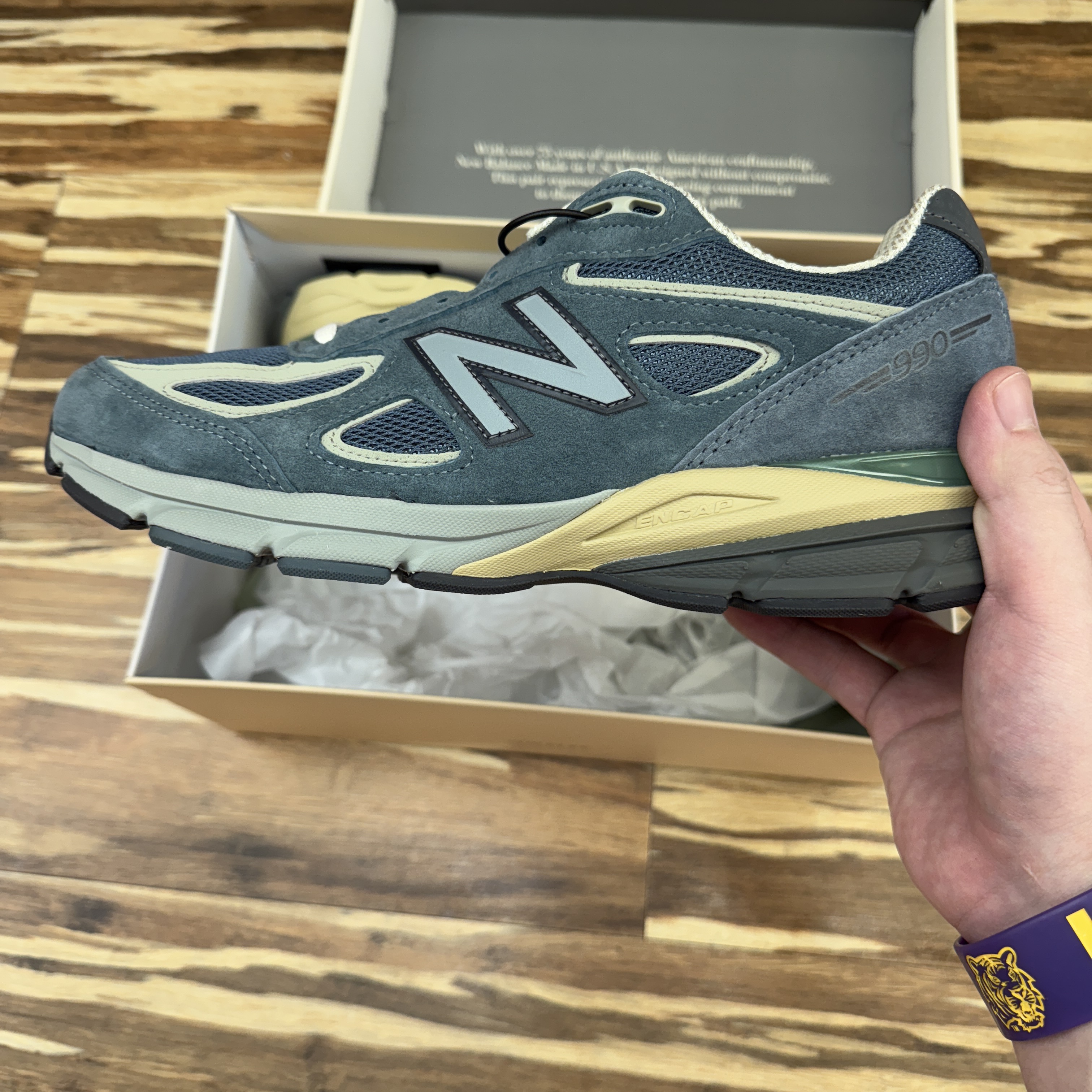 New Balance x Auralee 990v4 Made in USA Trooper 착용 스타일 - 3