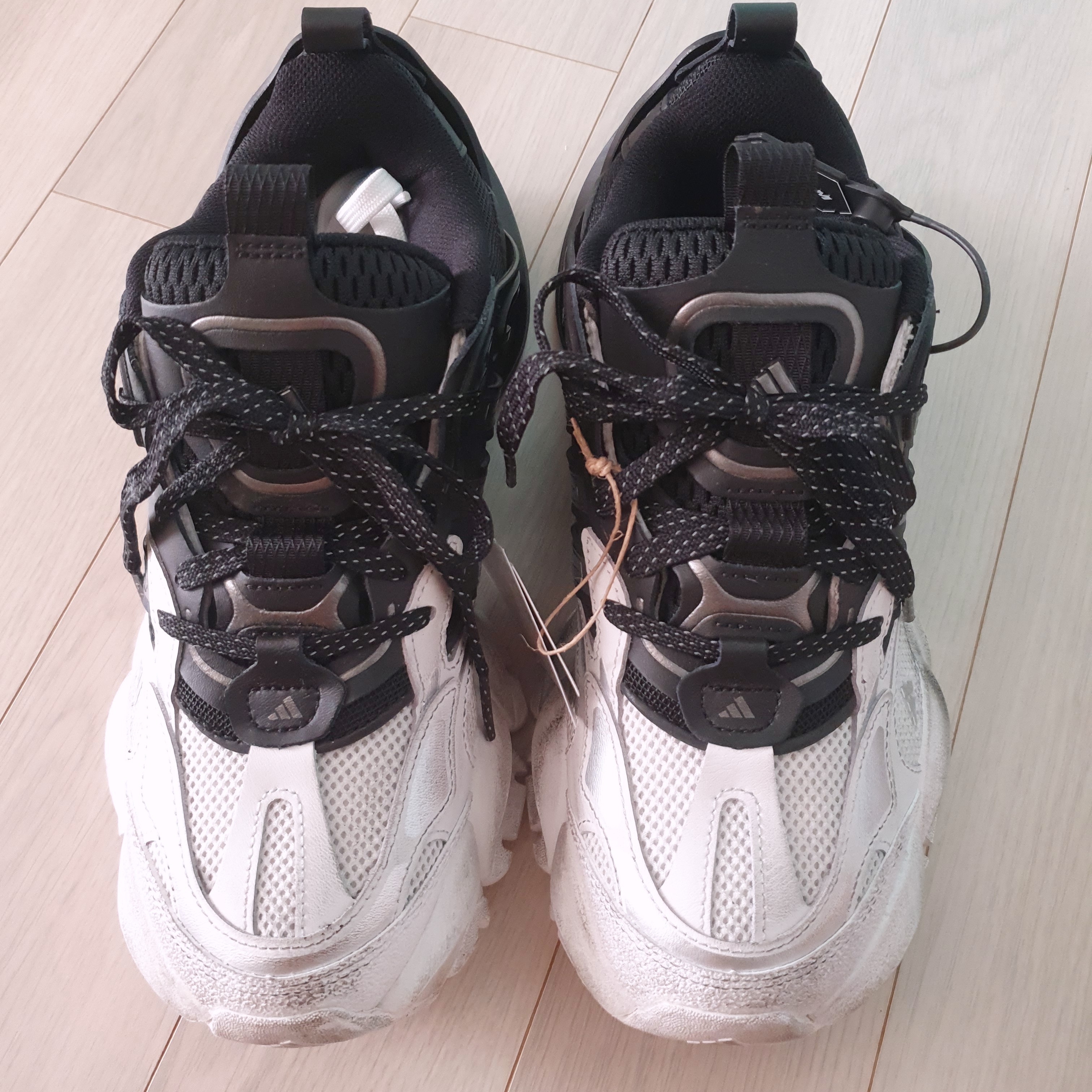 Adidas Vento XLG Runner Deluxe Sneakers White Black 착용 스타일 - 1