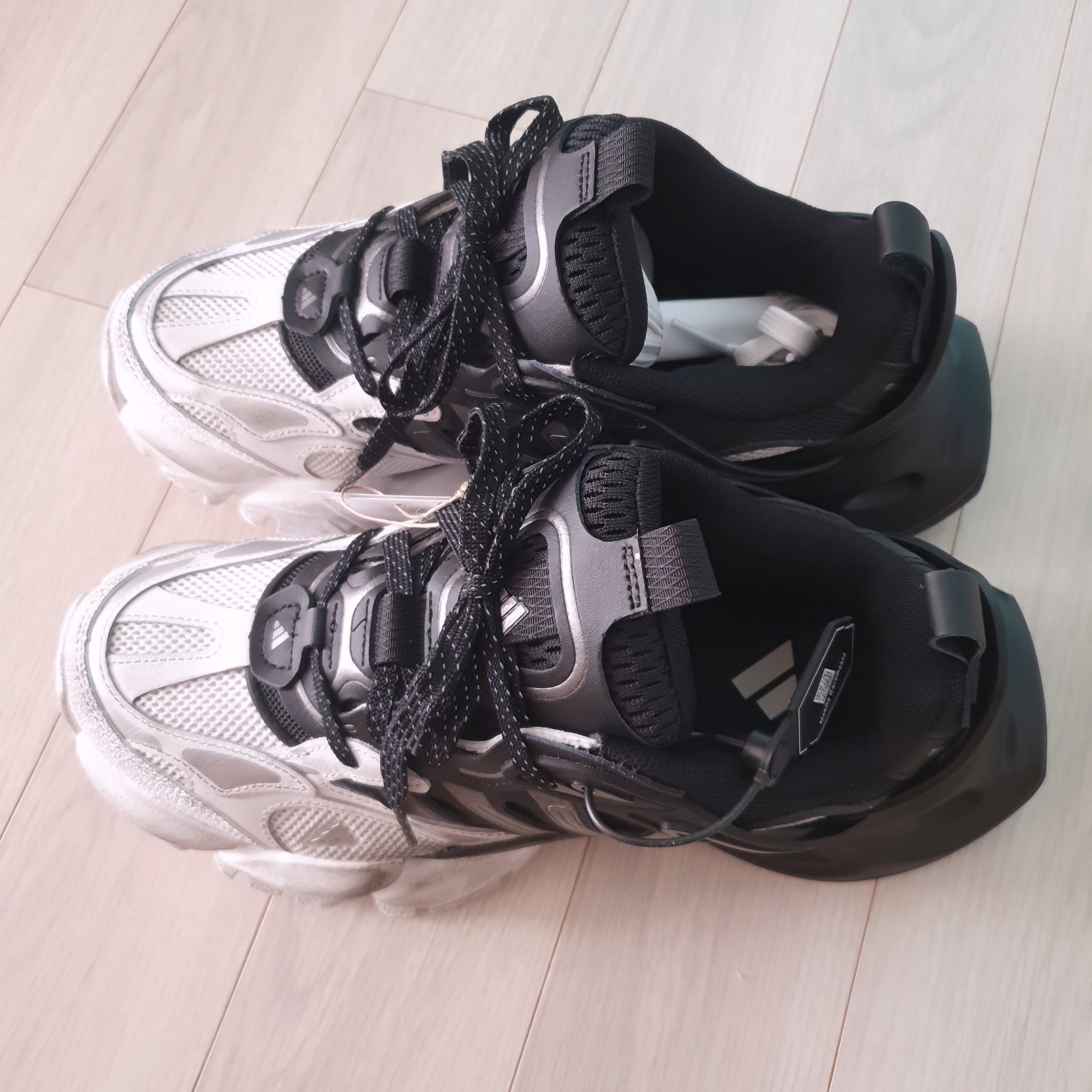 Adidas Vento XLG Runner Deluxe Sneakers White Black 착용 스타일 - 2