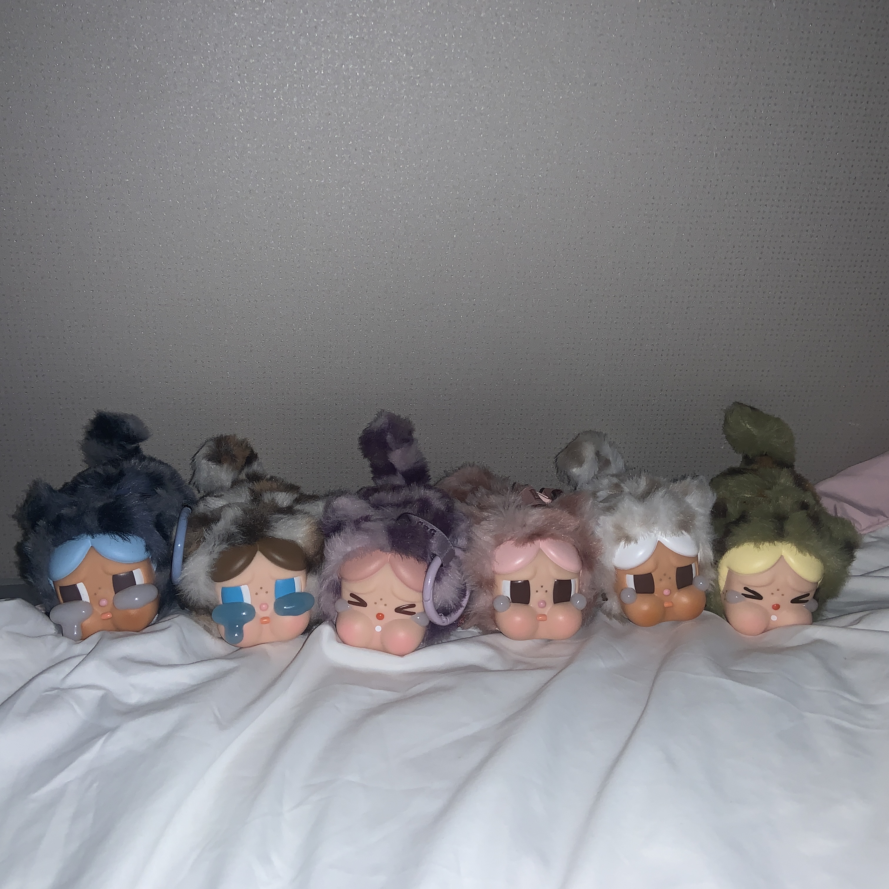 Pop Mart Crybaby Wild But Cutie Series Vinyl Plush Pendant (6 Blind Boxes) 착용 스타일