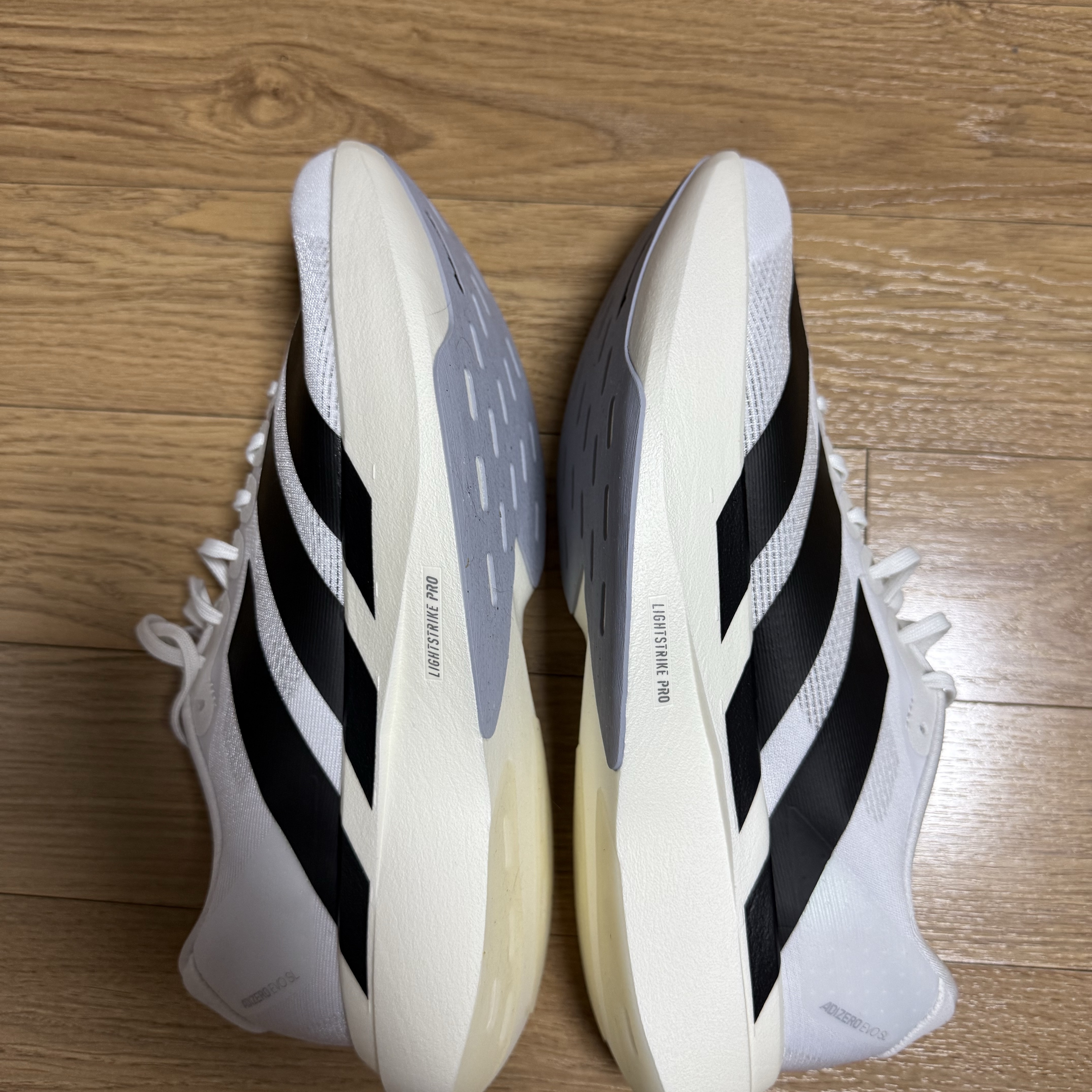 Asics GT-2160 Black Pure Silver, (W) Adidas Tokyo Off White Better Scarlet 착용 스타일 - 6