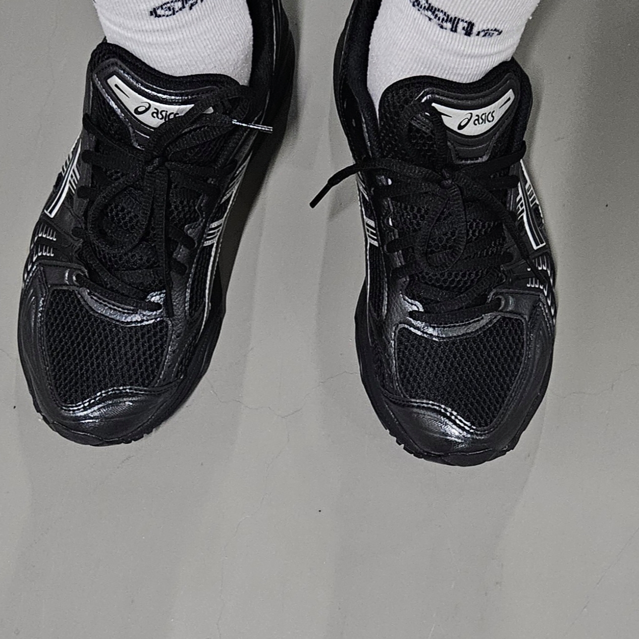 Asics Gel-Kayano 14 Black Pure Silver 착용 스타일