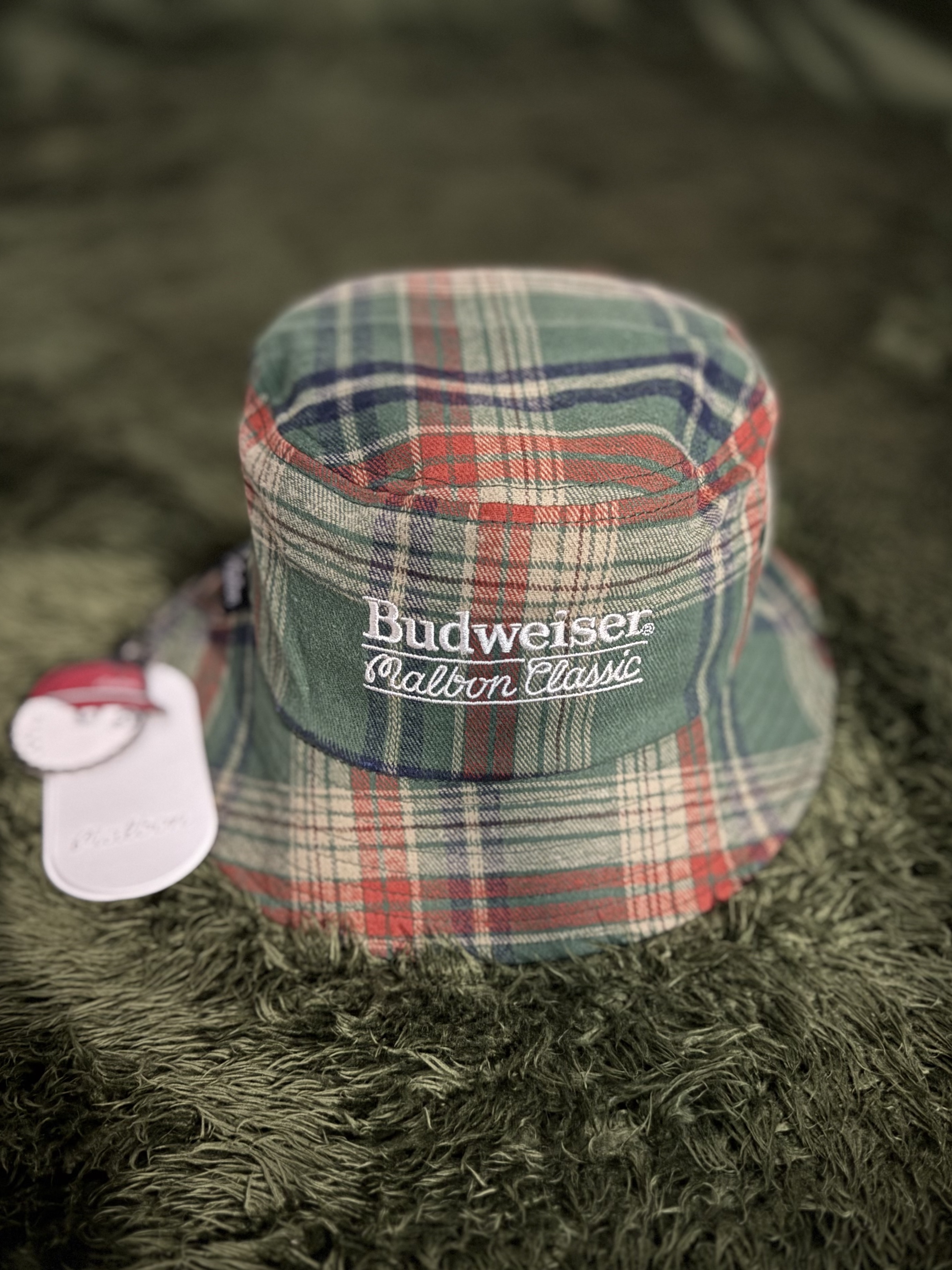 Malbon Golf x Budweiser Plaid Bucket Hat Red Plaid 착용 스타일 - 1