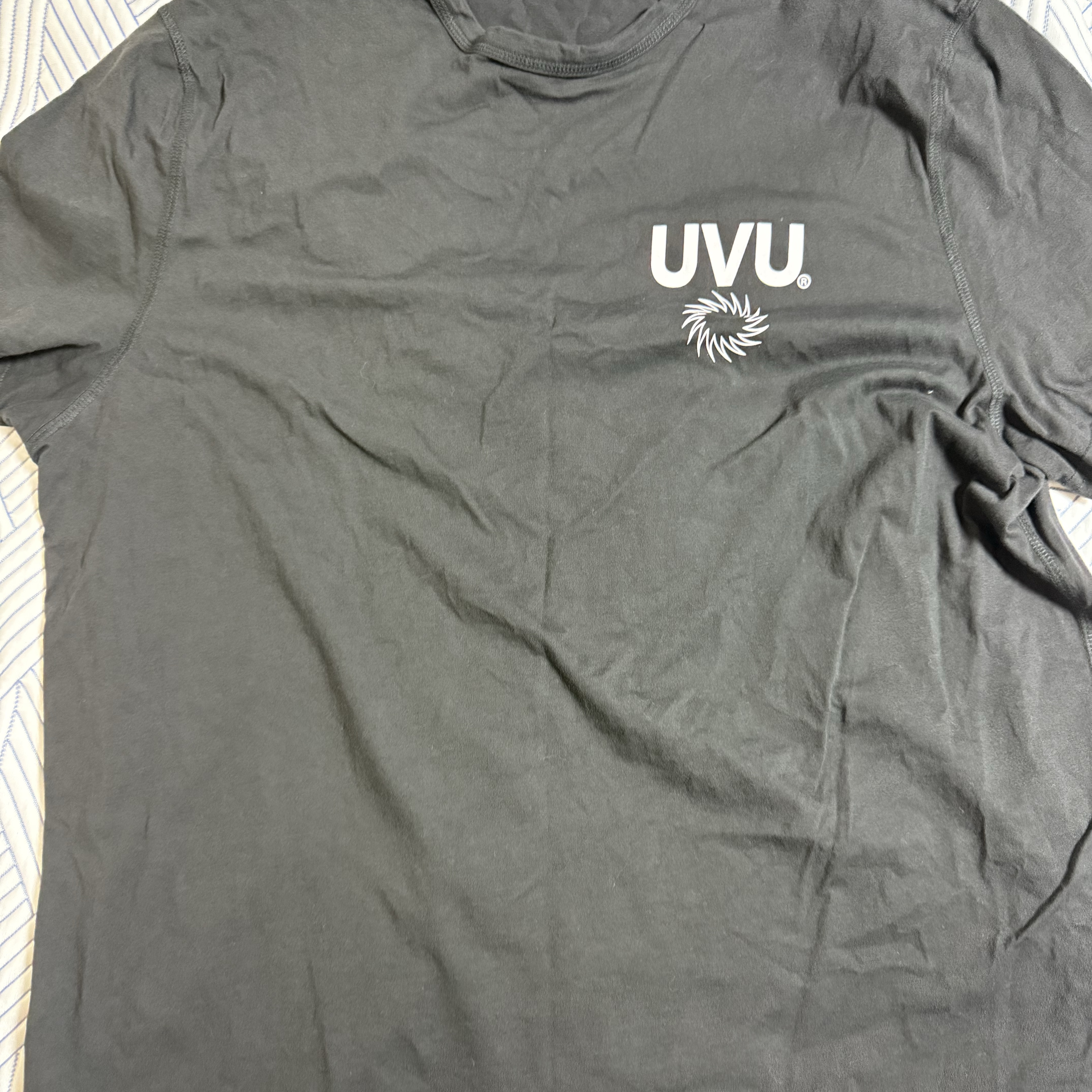 UVU Insignia T-Shirt Black 착용 스타일